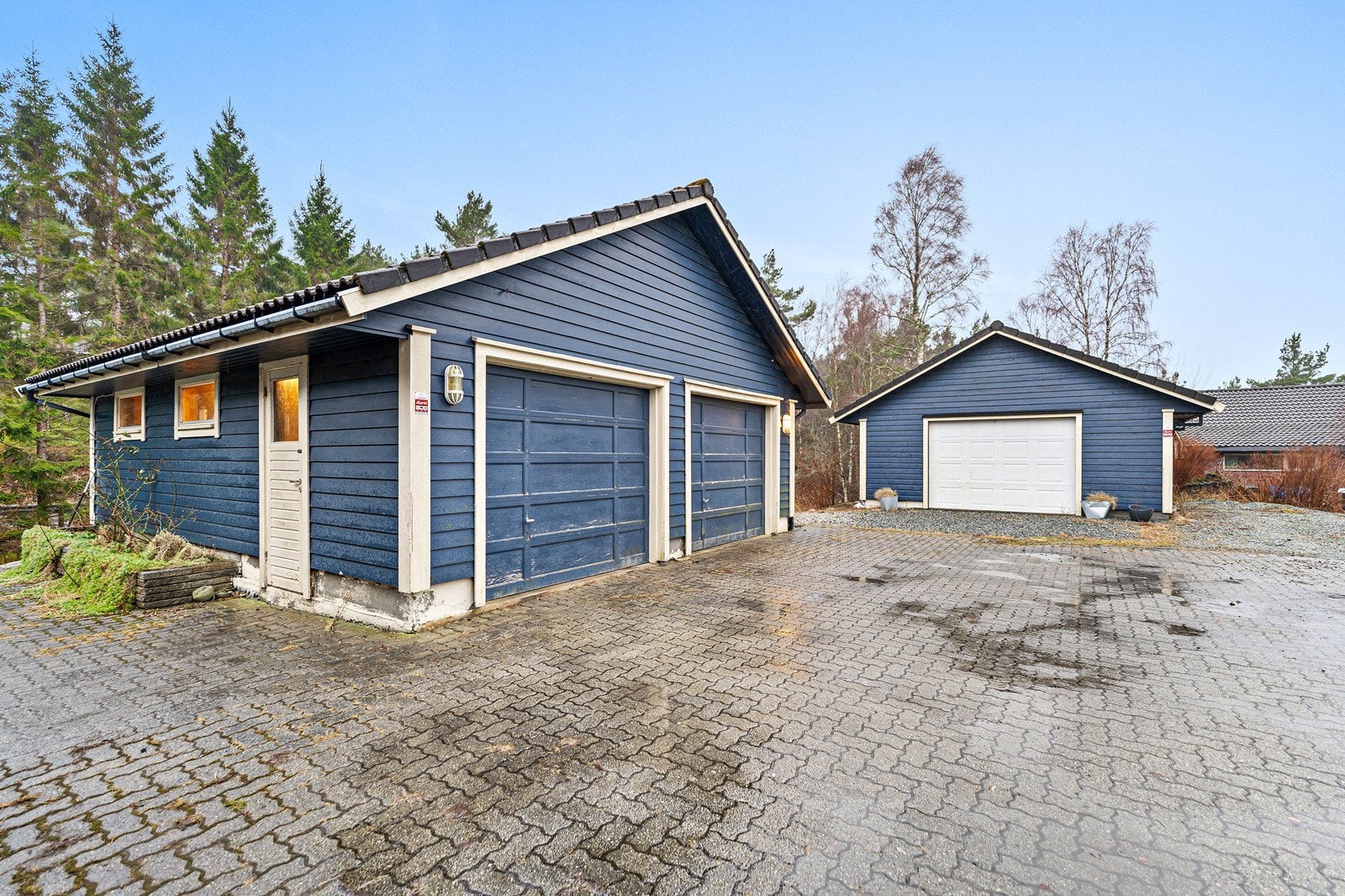 Tomten er eiet og oppgitt til å være 1 897,70 m² i matrikkelen. Galleribilde