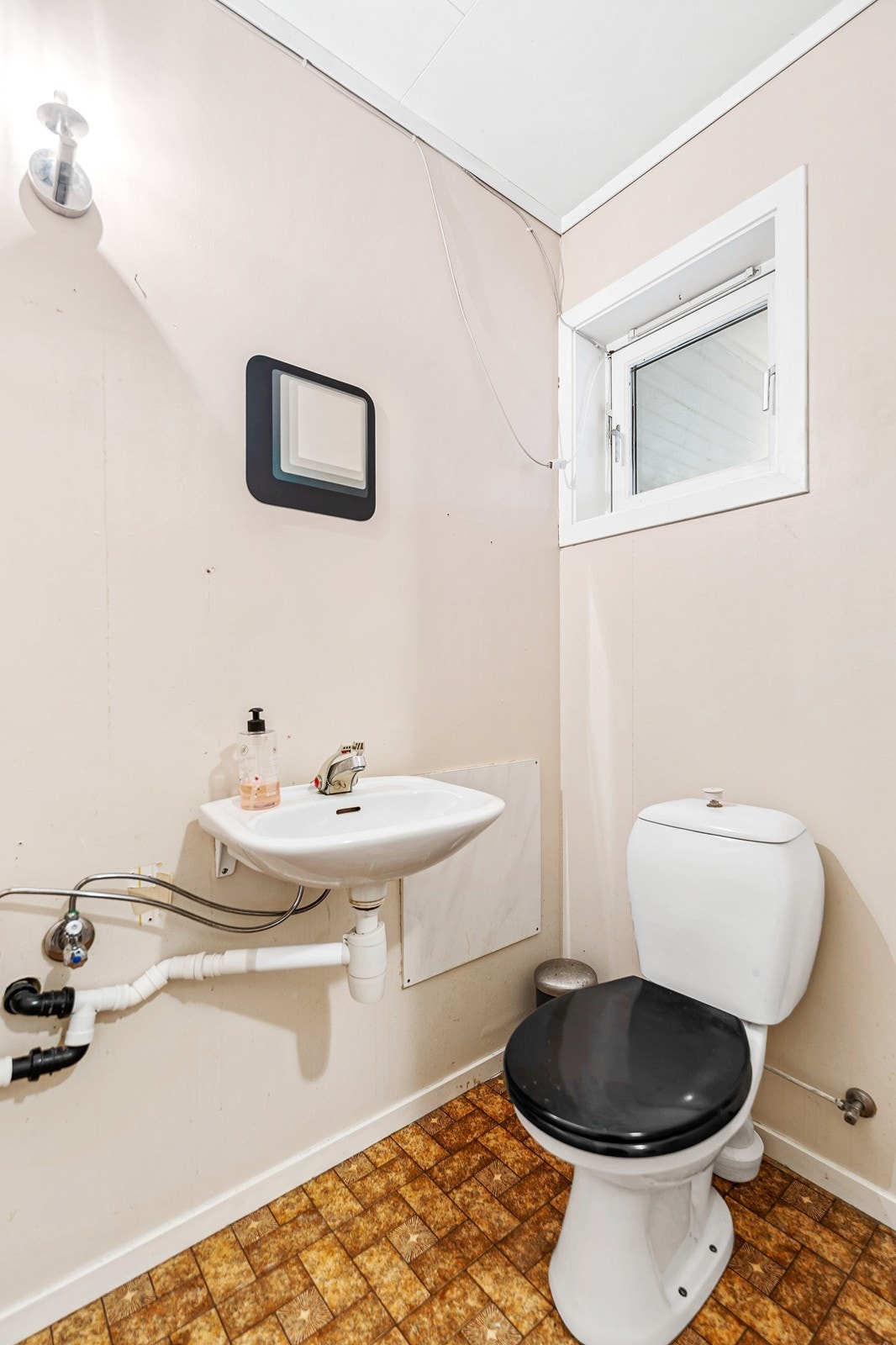 Enkelt gjestetoalett. Galleribilde