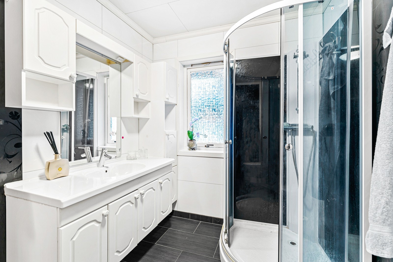 Etasjens bad har baderomsfliser med gulvvarme, baderomsplater på vegger og himlingsplater i taket. Galleribilde