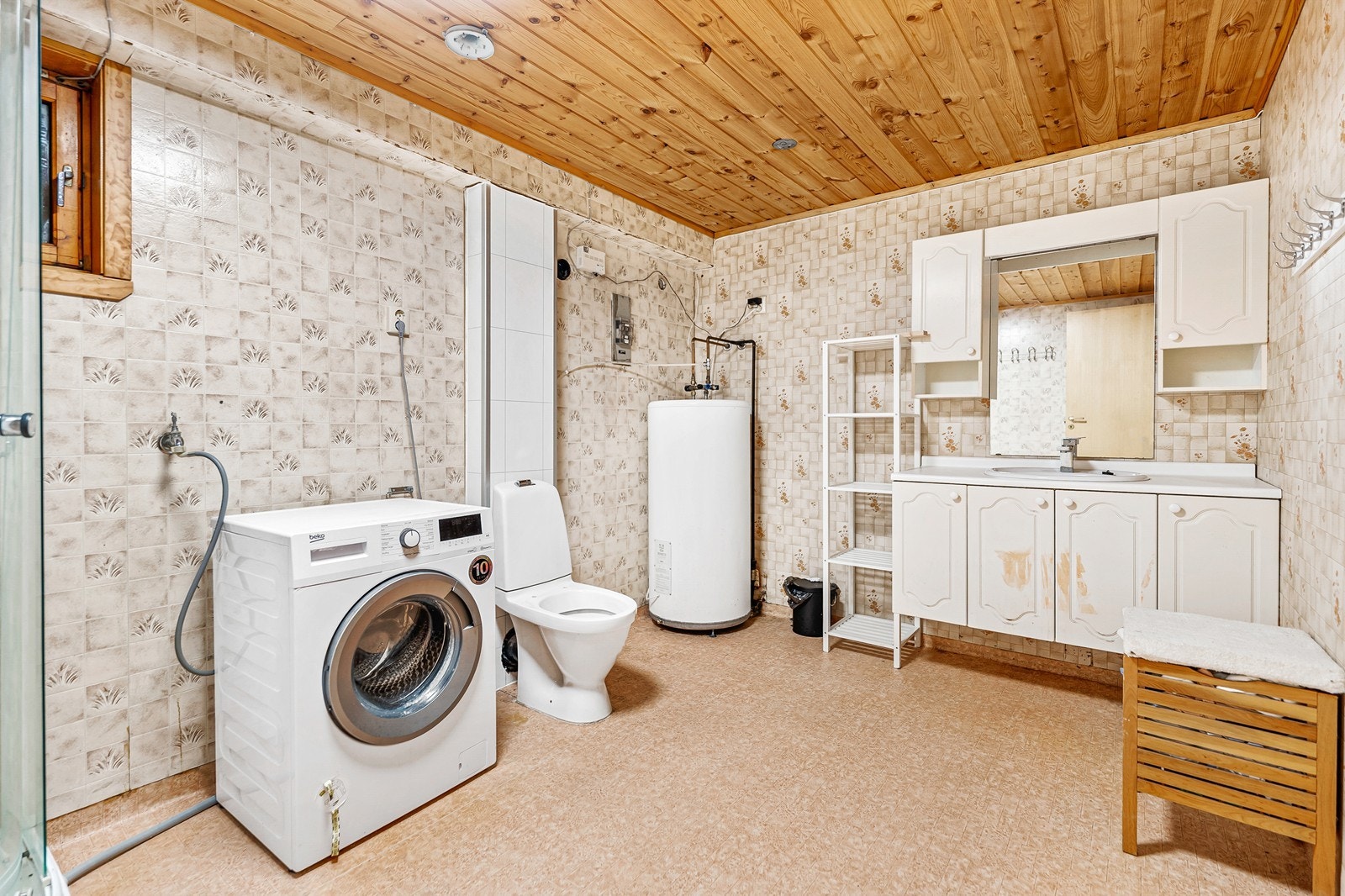 Rommet er innredet med toalett, dusjkabinett, baderomsinnredning med vask og opplegg for oppvaskmaskin. Galleribilde