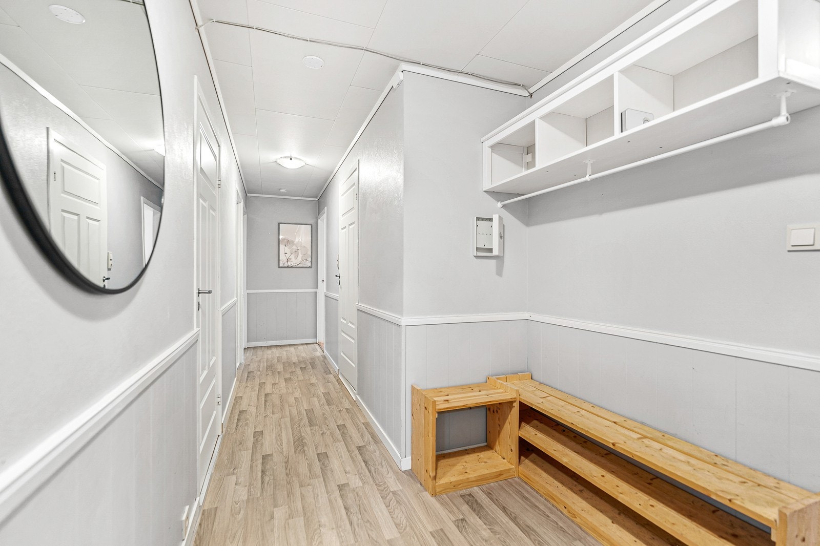 Her er det god plass til lagring av yttertøy etc i praktisk avhuk. Galleribilde