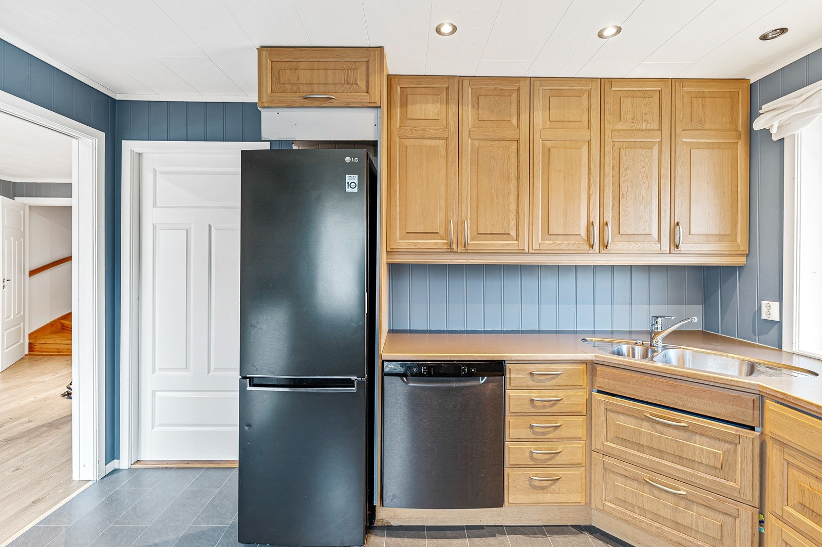 Kjøkkenet har innredning fra Ballingløv med profilerte fronter. Galleribilde