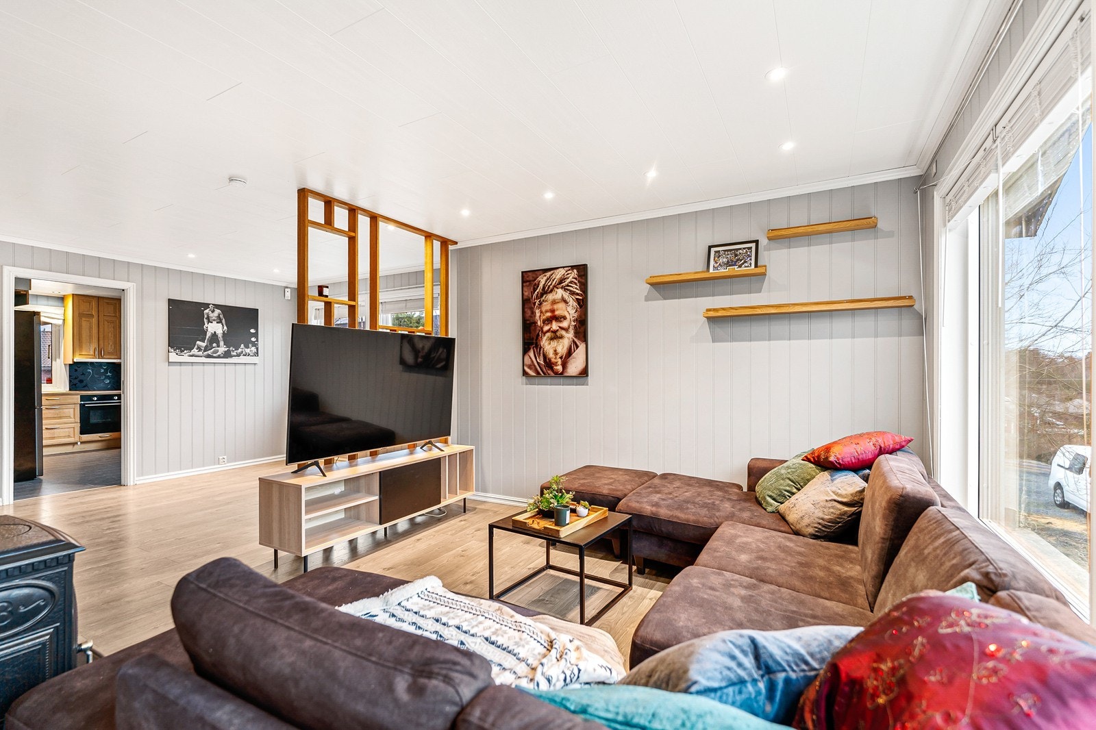 Det er god plass til spisestue med plass til mange gjester i kort avstand fra kjøkkenet. Galleribilde