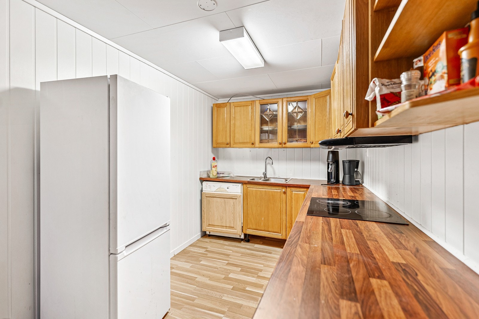 Her nede er det innredet med en utleiedel (ikke godkjent), som har entré/gang, bad/vaskerom, 2 stk. soverom, stue og kjøkken. Galleribilde