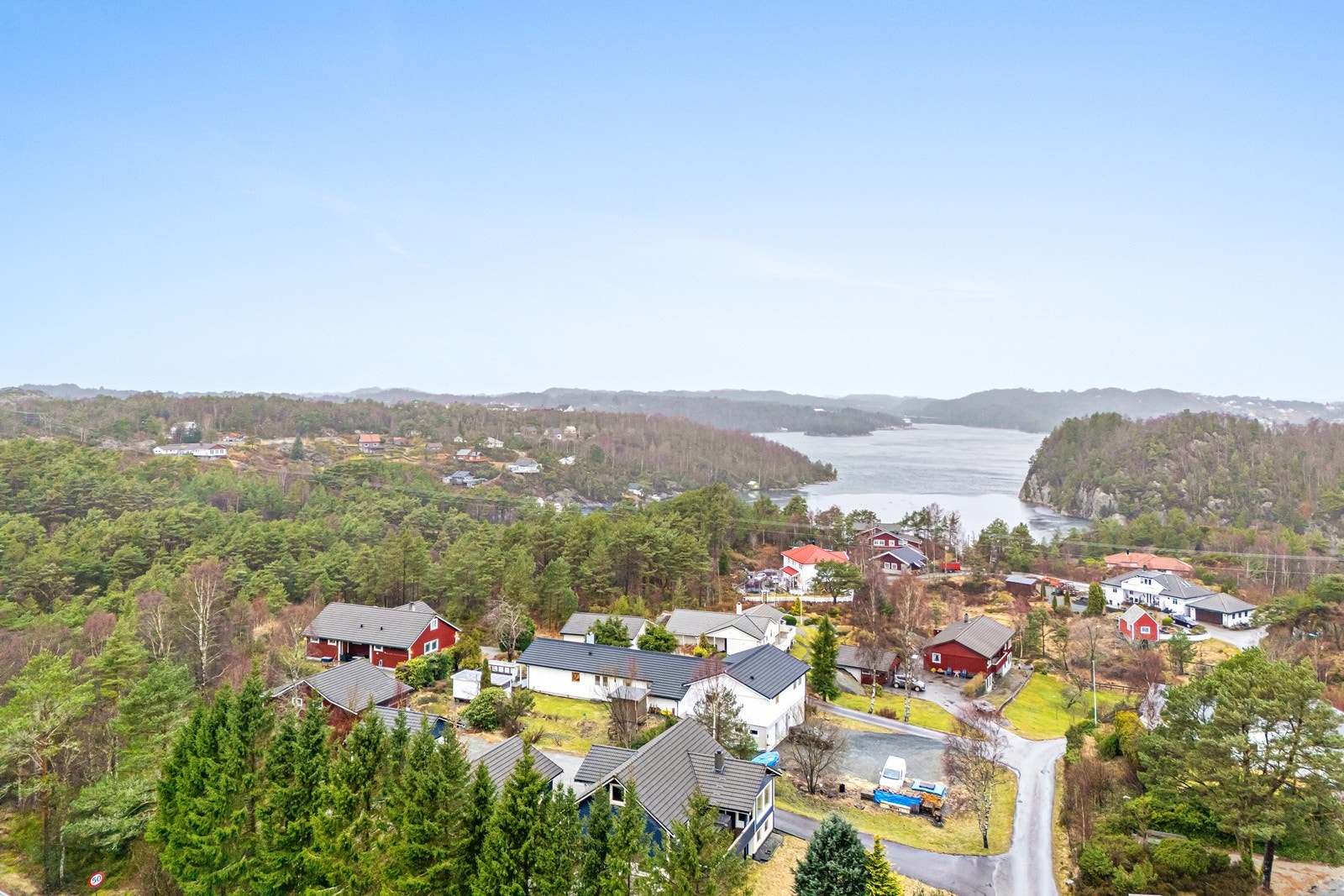 Det er ellers fint opparbeidet område rundt huset. Galleribilde
