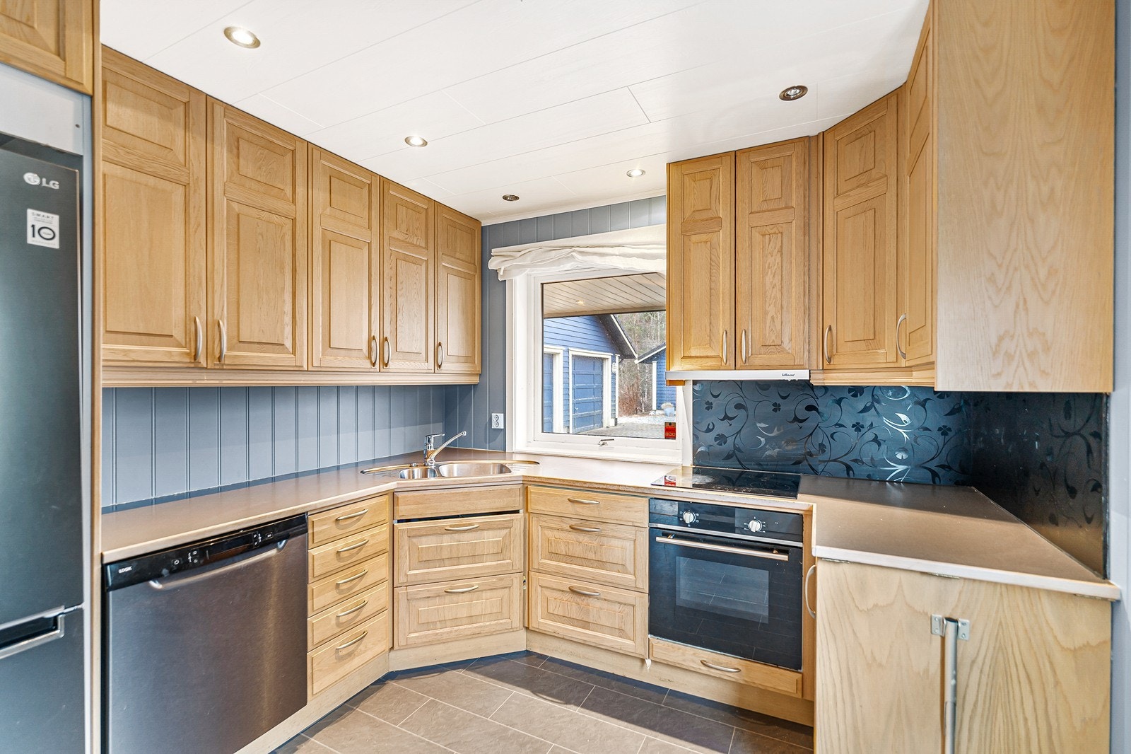 Kjøkkenet i lukket løsning med tilkomst fra spisestue og gang. Galleribilde