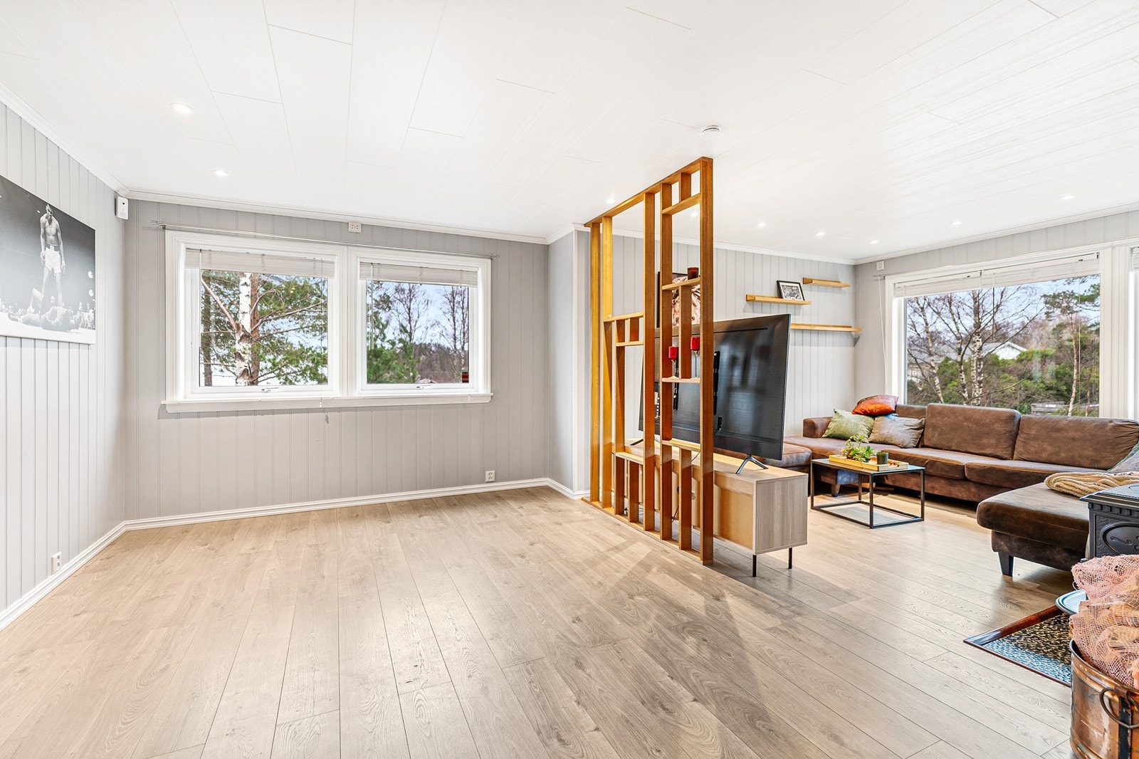 Oppholdsrommet er av god størrelse og har åpne gulvflater som tilrettelegger for flere soner. Galleribilde