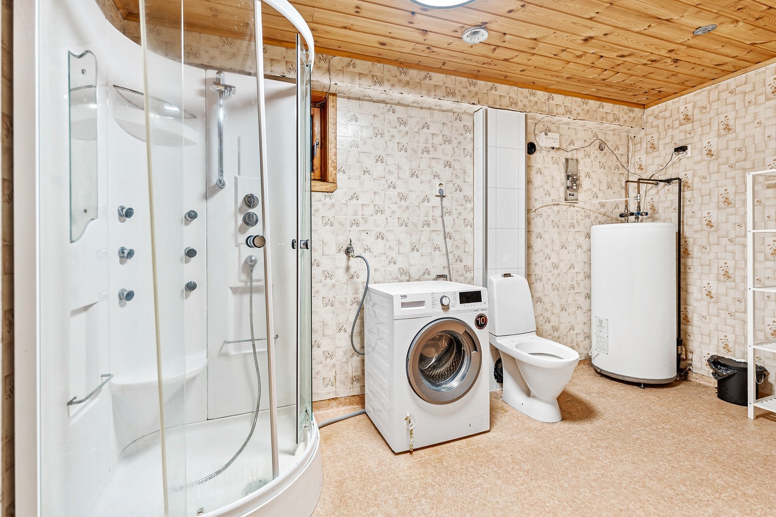 Bad/vaskerom har gulvbelegg med varmekabler, våtromstapet og panel i tak. Galleribilde