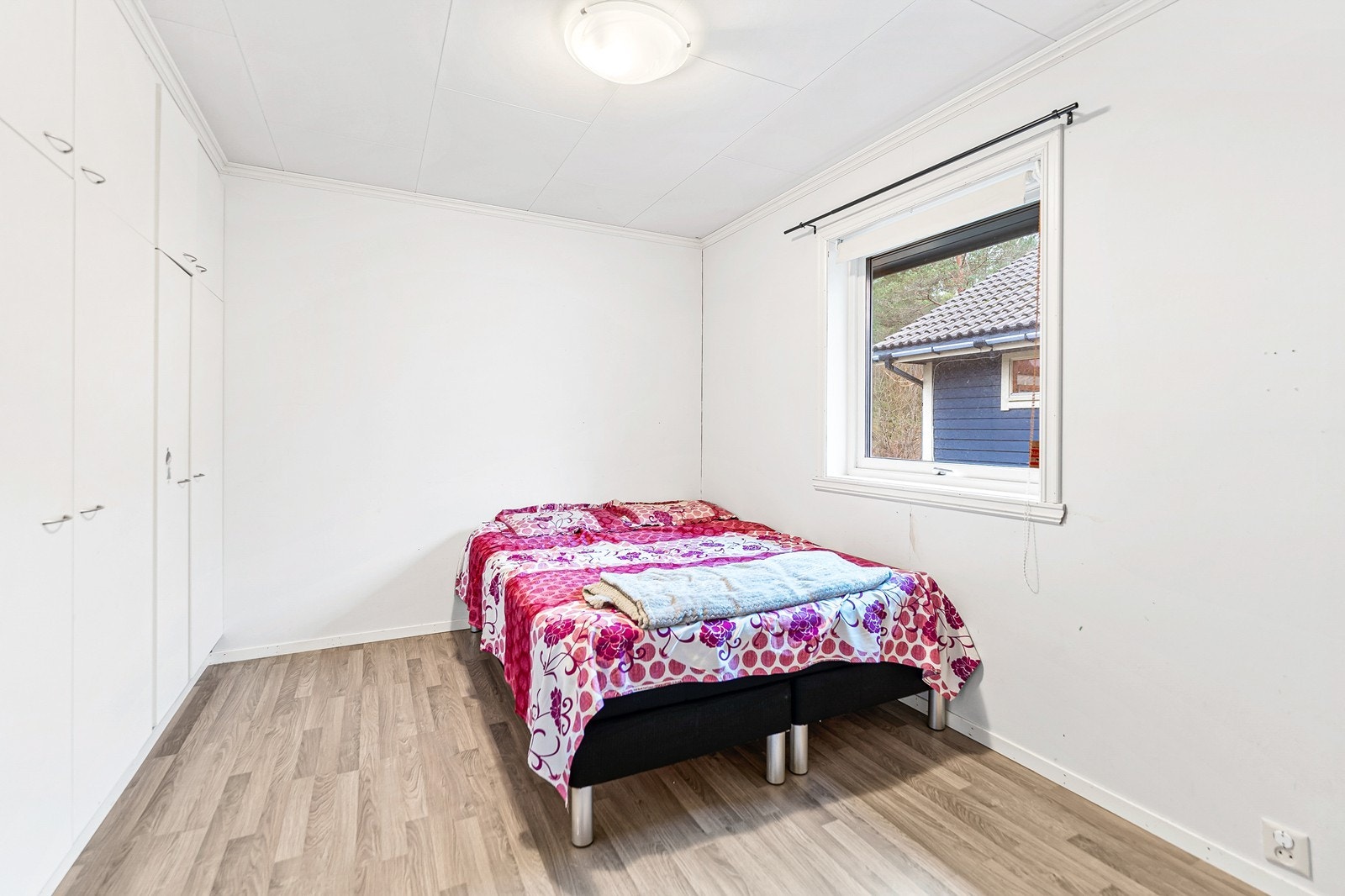 Alle er av god størrelse med plass til seng, nattbord og lagringsplass. Galleribilde