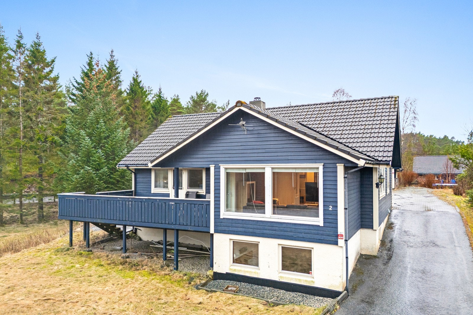 Det er gode parkeringsmuligheter i 2 stk. garasjer og eller plass på tomt. Galleribilde