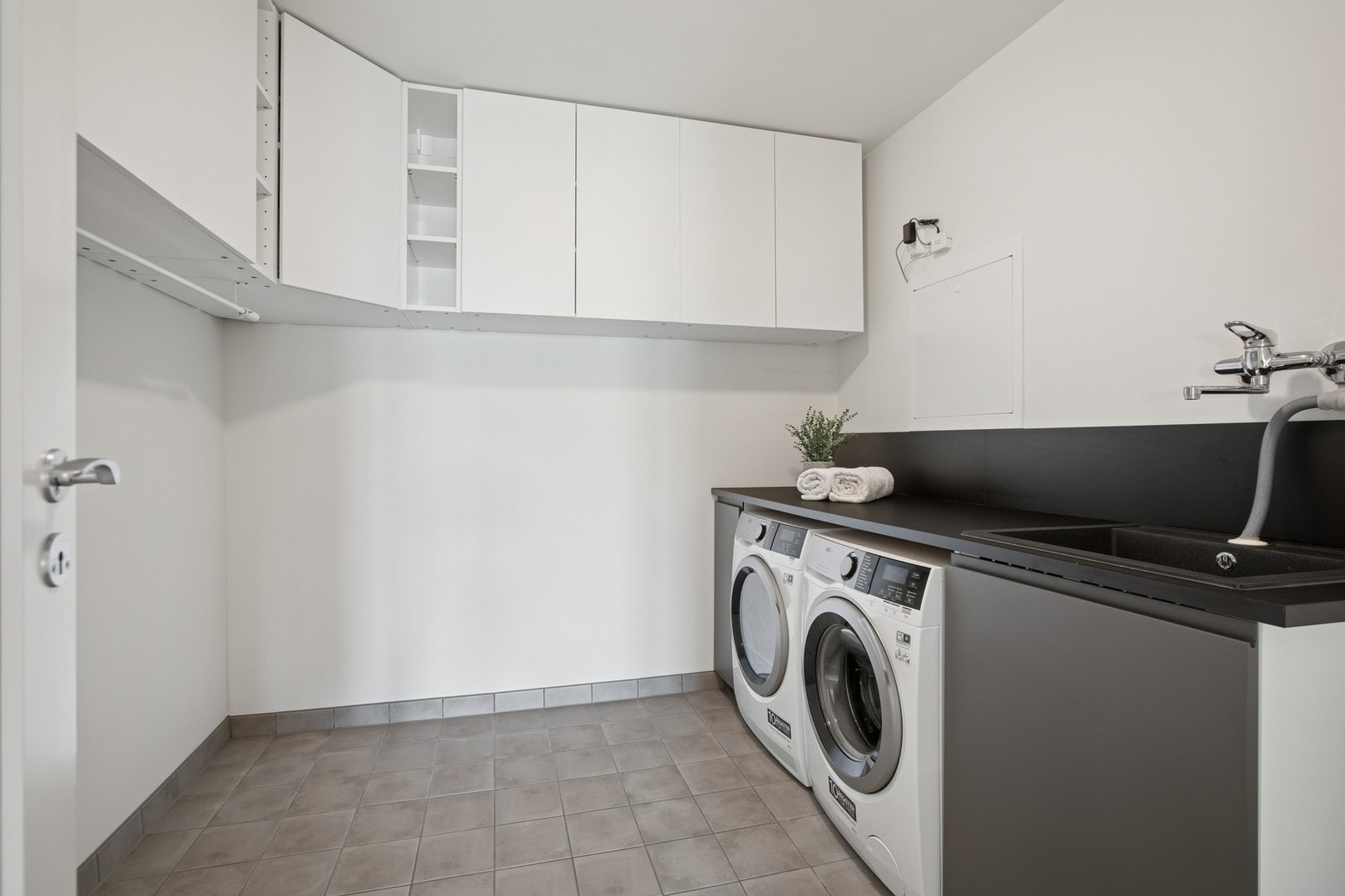 Separat vaskerom med praktisk innredning og egen plass til vaskemaskin og tørketrommel - en funksjonell og effektiv løsning for travle hverdager. Galleribilde