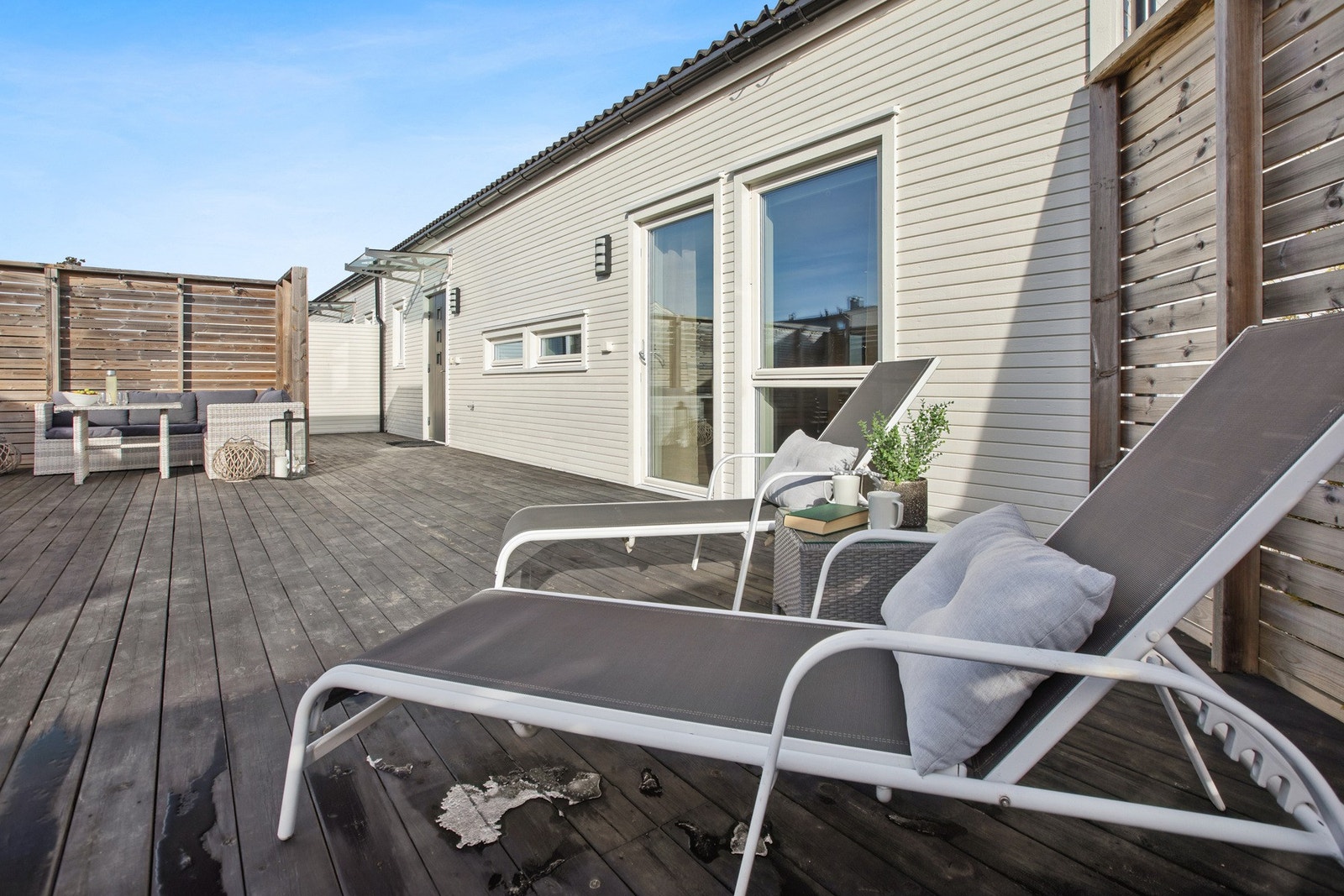 Boligen byr på flotte uteområder med både terrasse og balkong. Galleribilde