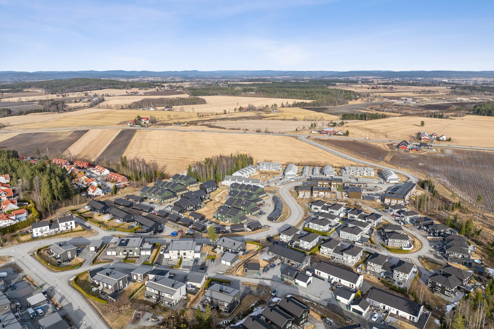 Neskollen fremstår som et "eget samfunn" med 2 dagligvarebutikker (Rema 1000 og Coop Extra), frisør, 3 barnehager, barneskole, skolefritidsordning og idrettsanlegg. Galleribilde
