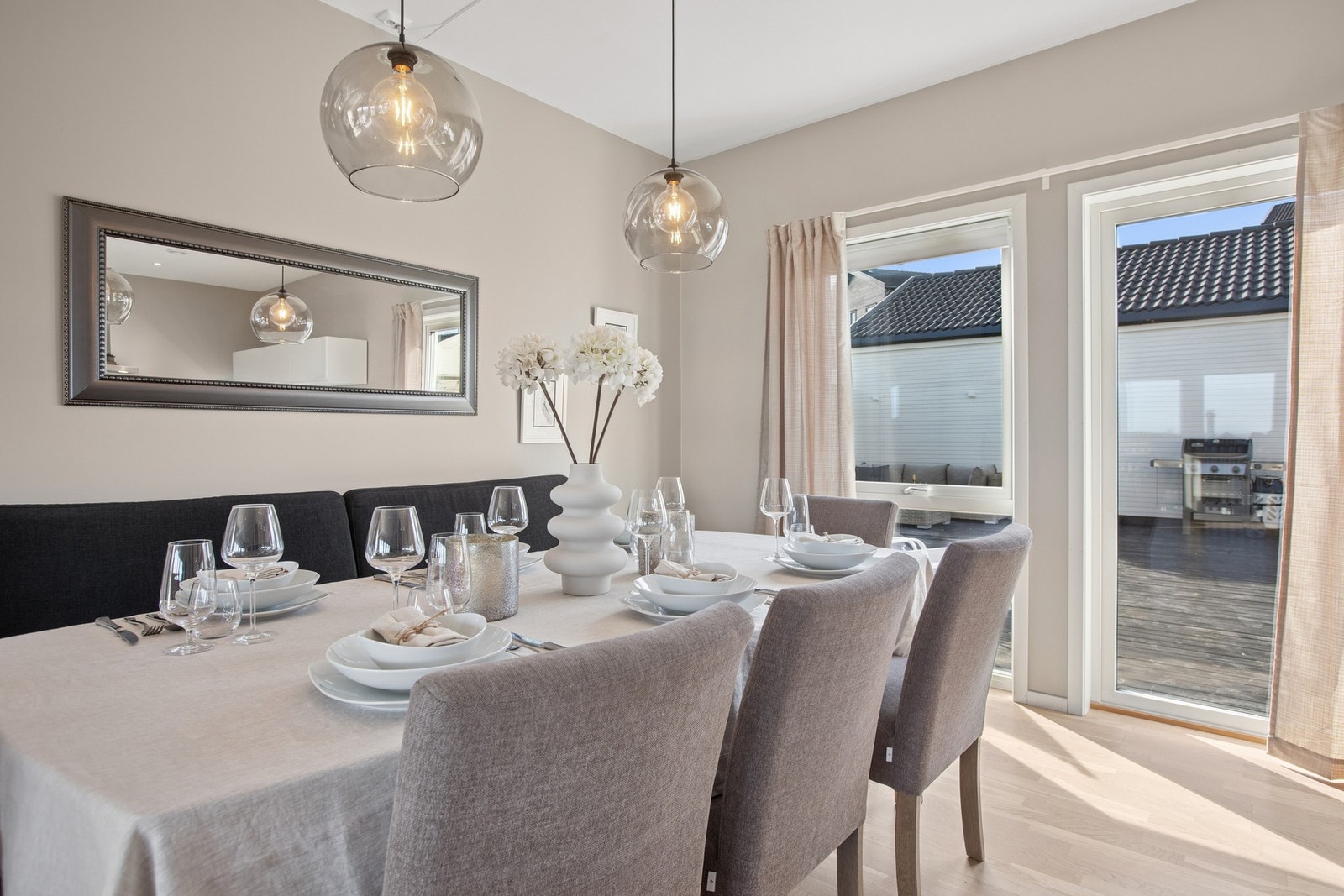 Stuen har god plass til en stor sofagruppe samt spisestue og annet møblement. Galleribilde