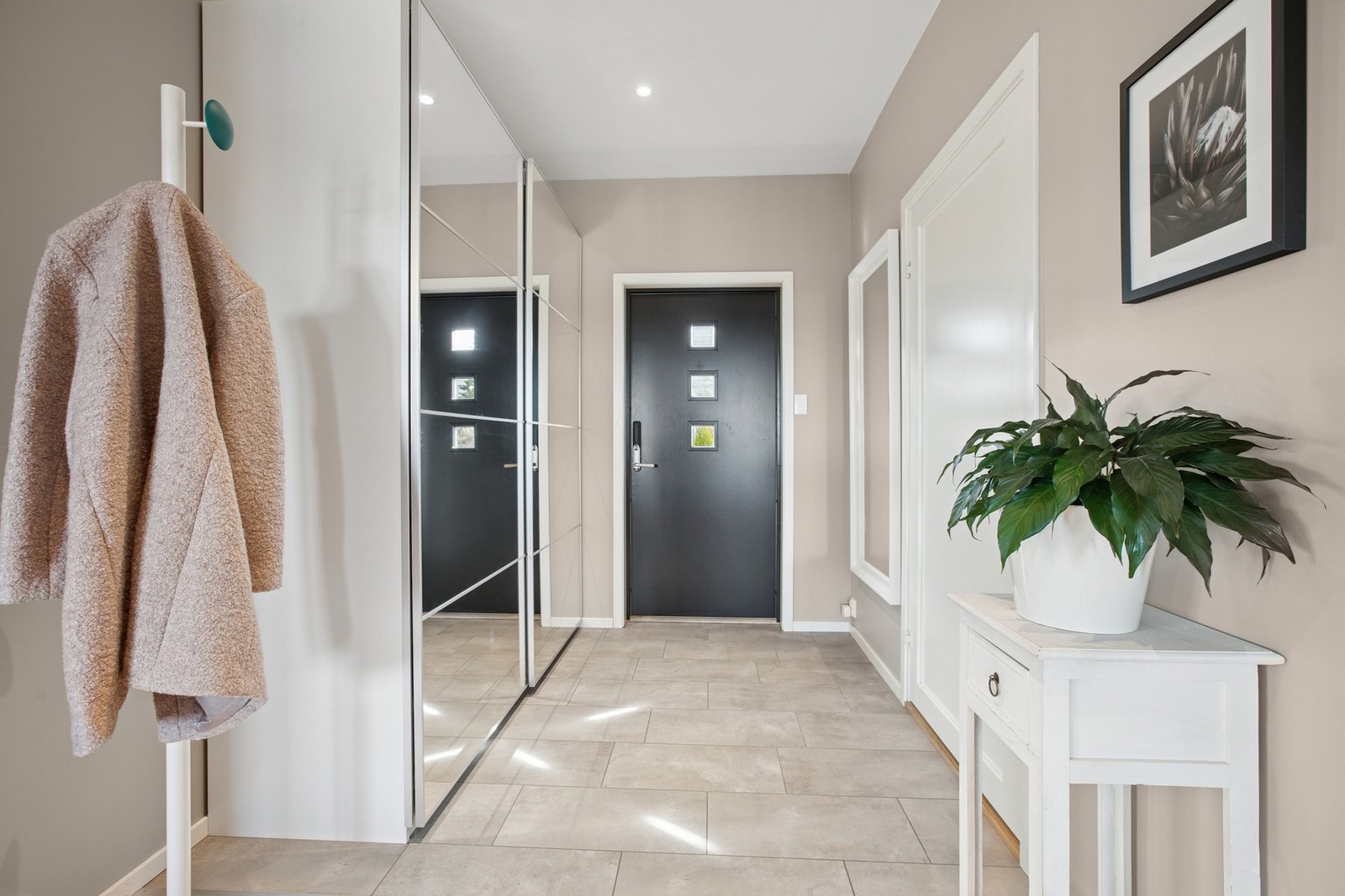 En praktisk skyvedørsgarderobe med speilfronter gir rikelig med oppbevaringsplass. Galleribilde