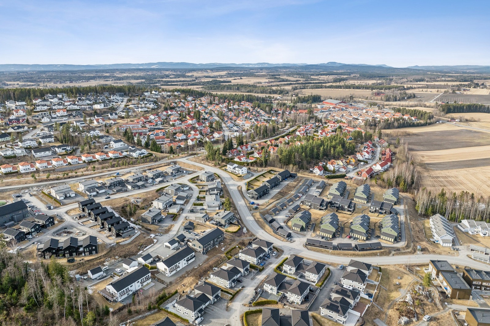 Neskollen ligger i naturskjønne omgivelse med meget gode tur- og treningsmuligheter både sommer og vinter. Galleribilde