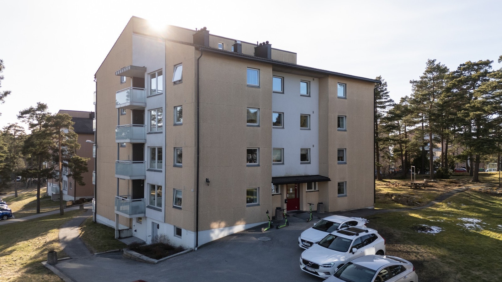 Det er umiddelbar nærhet til bussholdeplass med gode forbindelser til Sarpsborg sentrum. Galleribilde