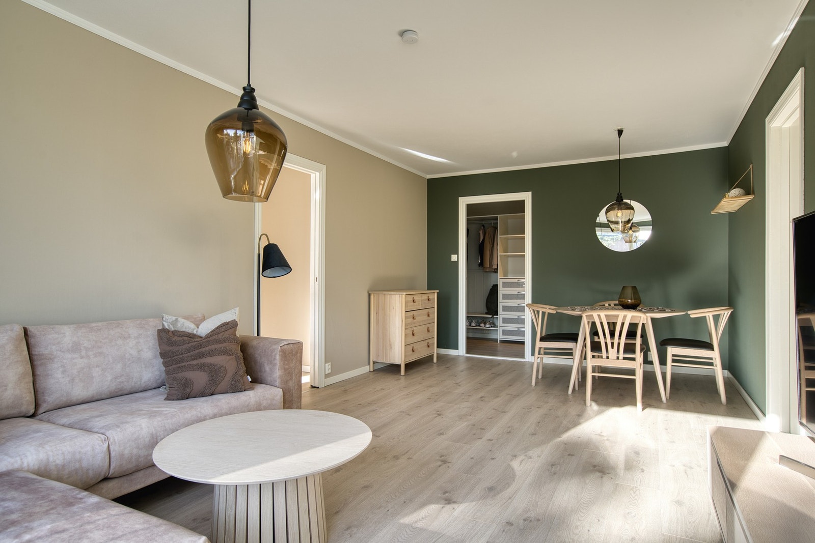 Leiligheten har et moderne uttrykk som er lett å møblere. Galleribilde