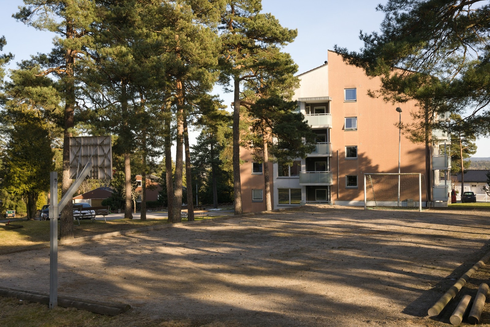 Deler av tomten har skogvegetasjon, og borettslaget har anlagt egen lekeplass med diverse lekeapparater og ballplass. Galleribilde