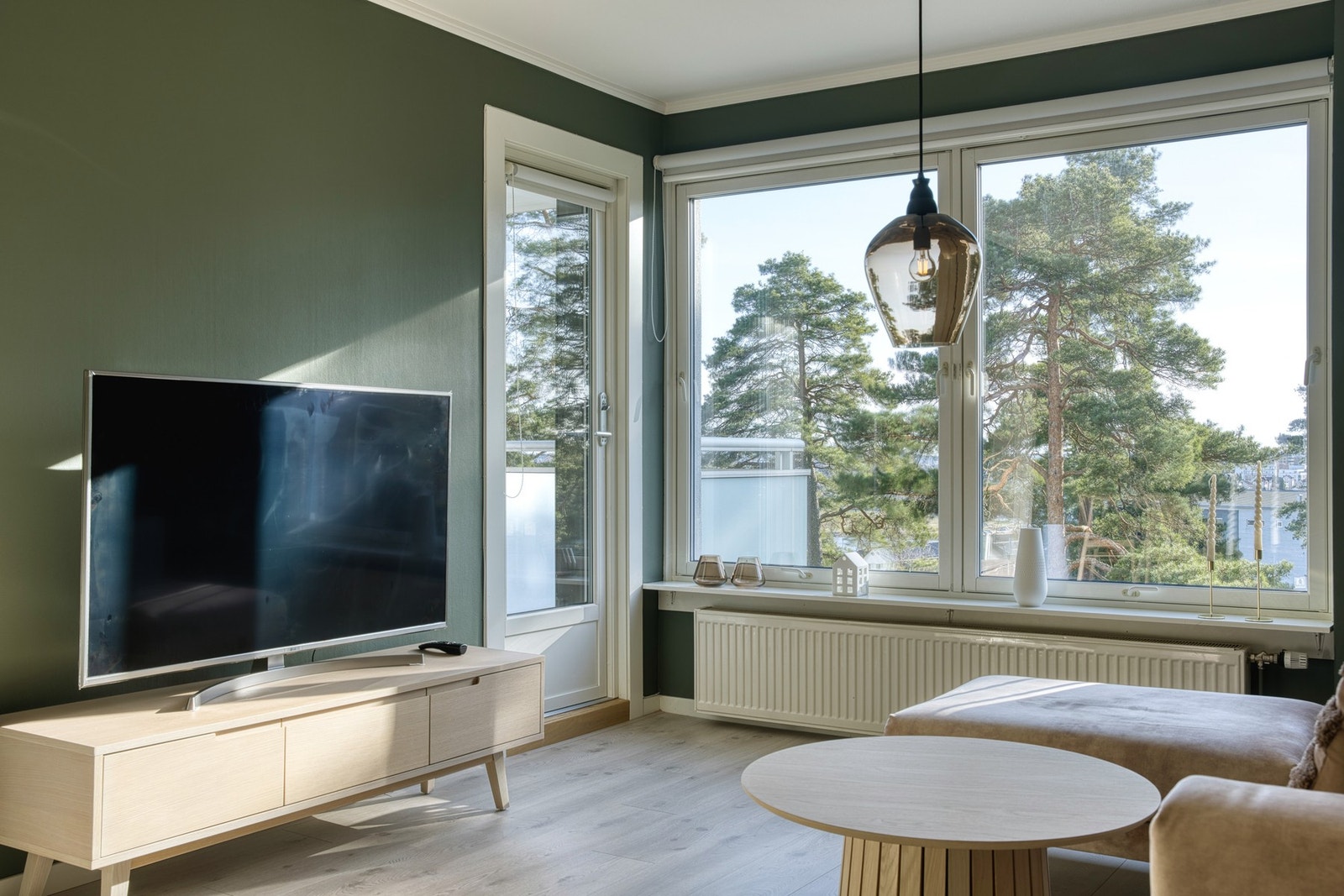 Stuen er luftig og blir godt lyst opp gjennom de store vindusflatene. Galleribilde