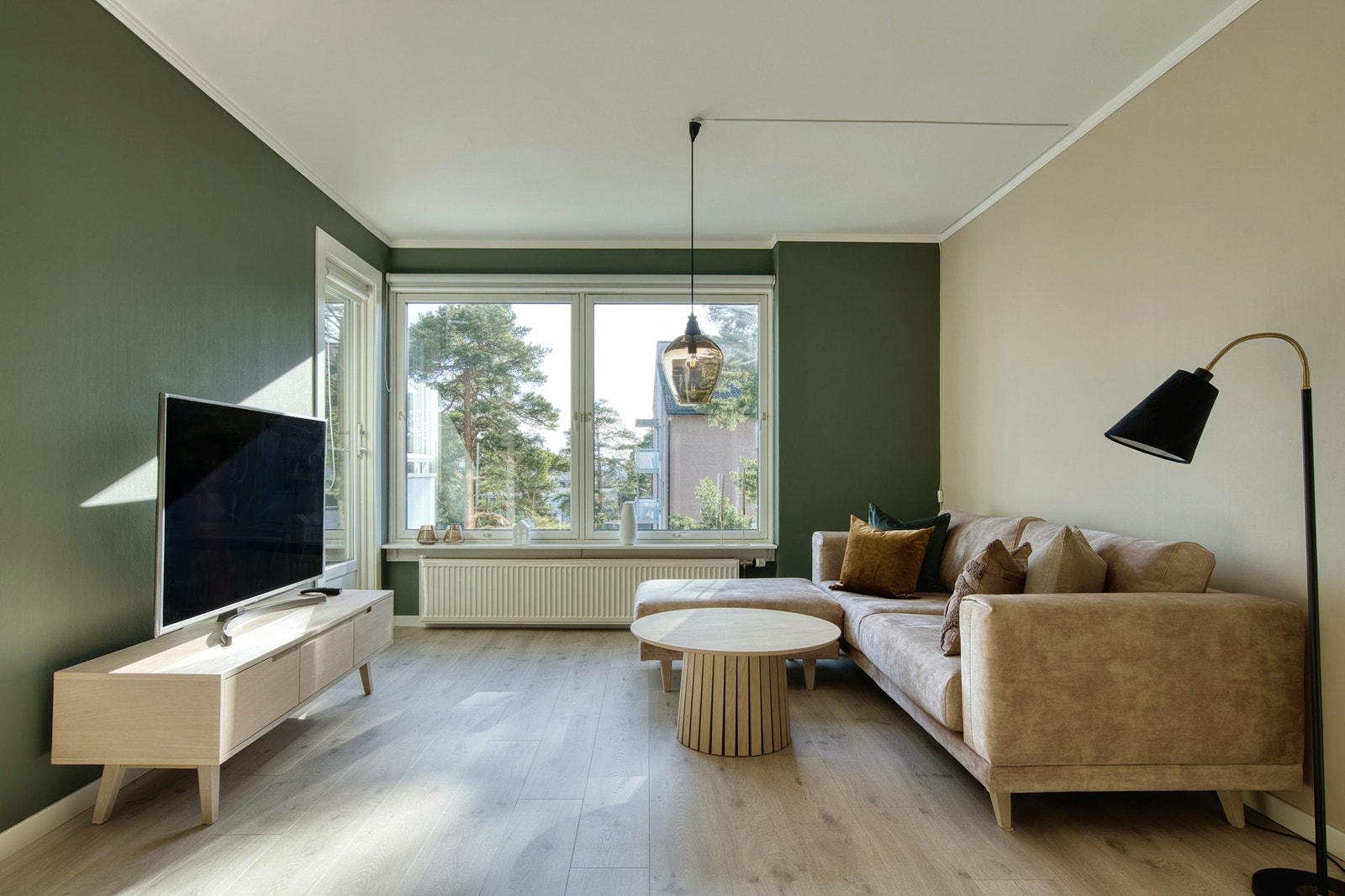 Leiligheten ligger i tredje etasje og inneholder gang, to soverom, stue/spisestue, bad/vaskerom og kjøkken. Galleribilde