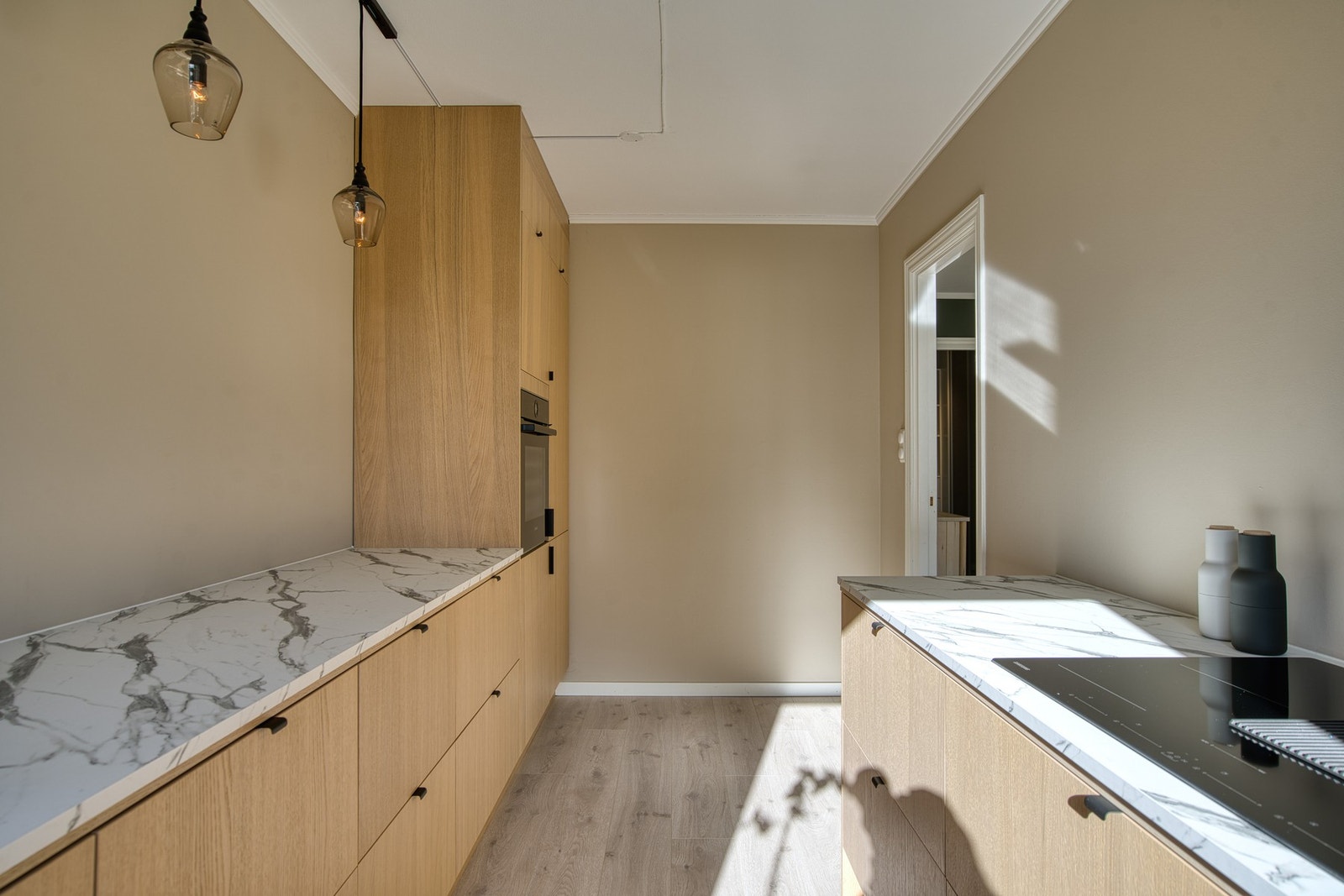 Kjøkkenet har kjøl/fryseskap, oppvaskmaskin, platetopp og stekeovn. Galleribilde