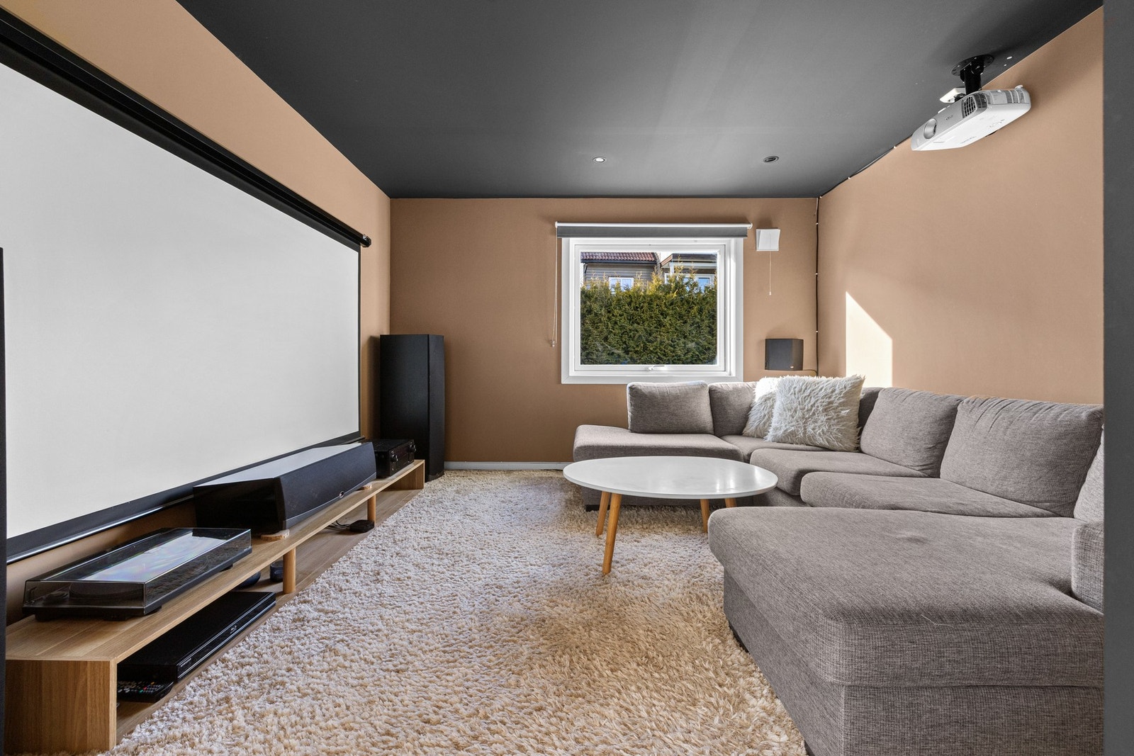 Taket har downlights og er malt i sort for et ekstra lunt uttrykk. Galleribilde