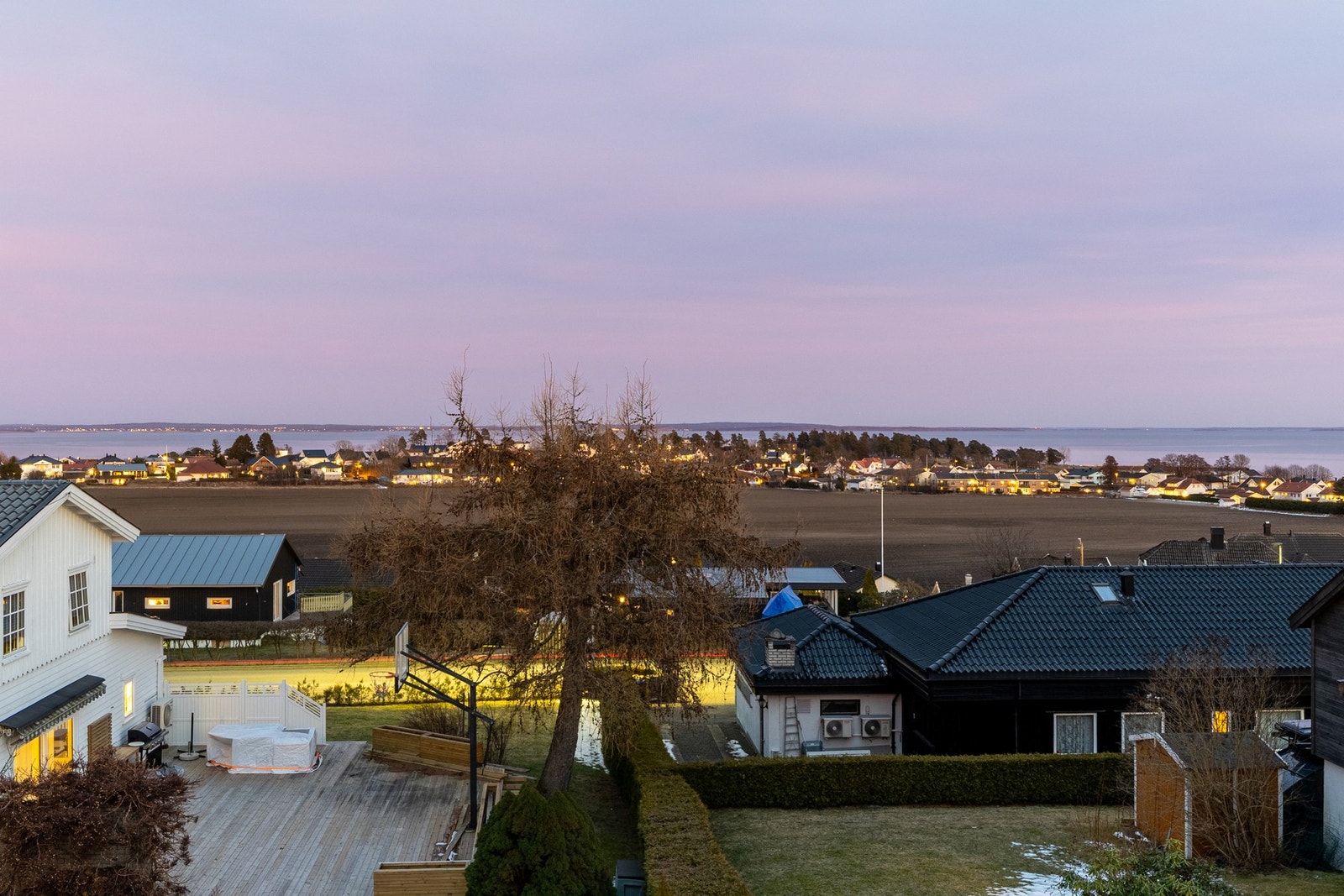 Utelivet kan nytes til det fulle i en romslig hage og på solrike terrasser med praktfull sjøutsikt. Galleribilde