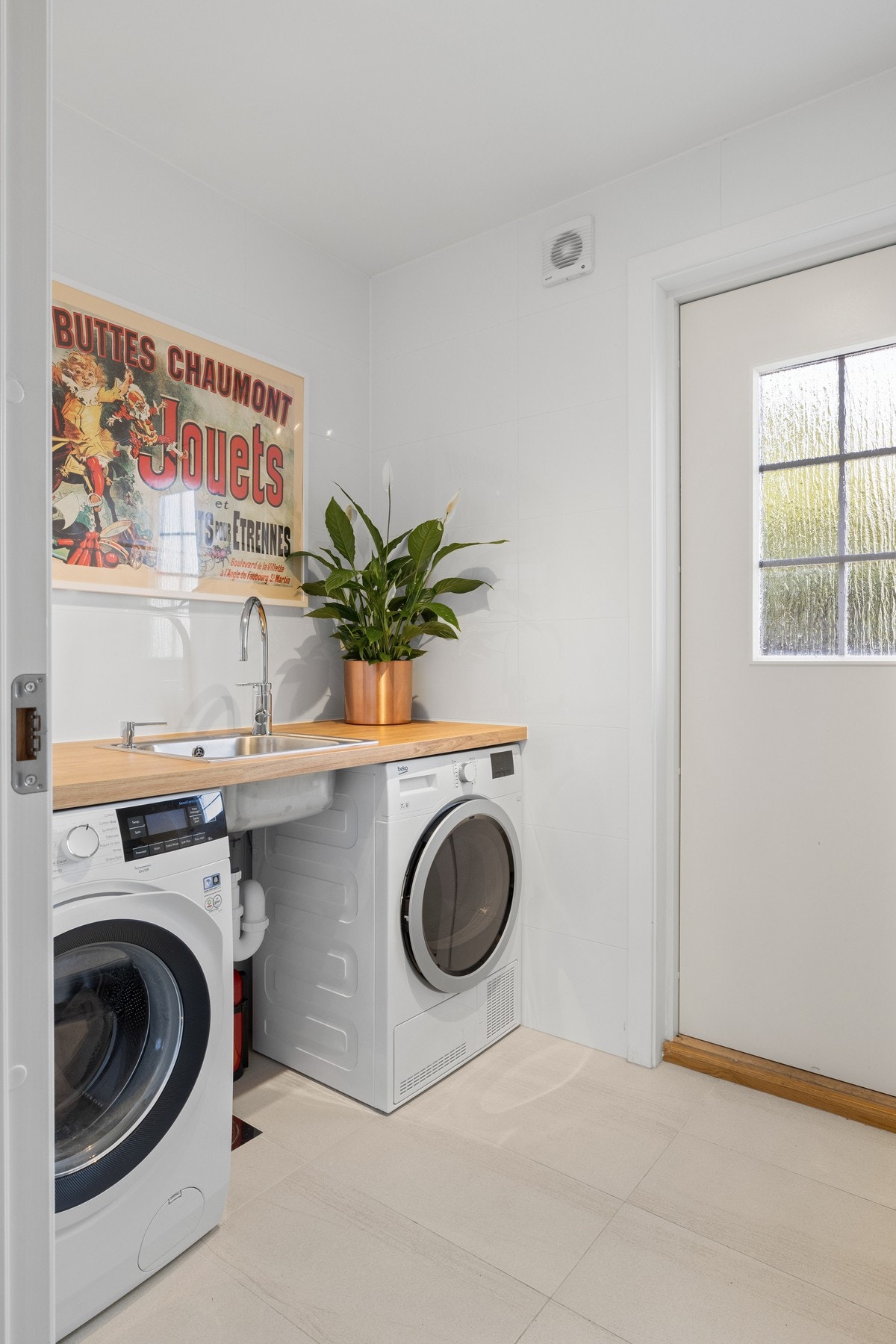 Vaskerommet har egen praktisk utgang til inngangssiden. Galleribilde