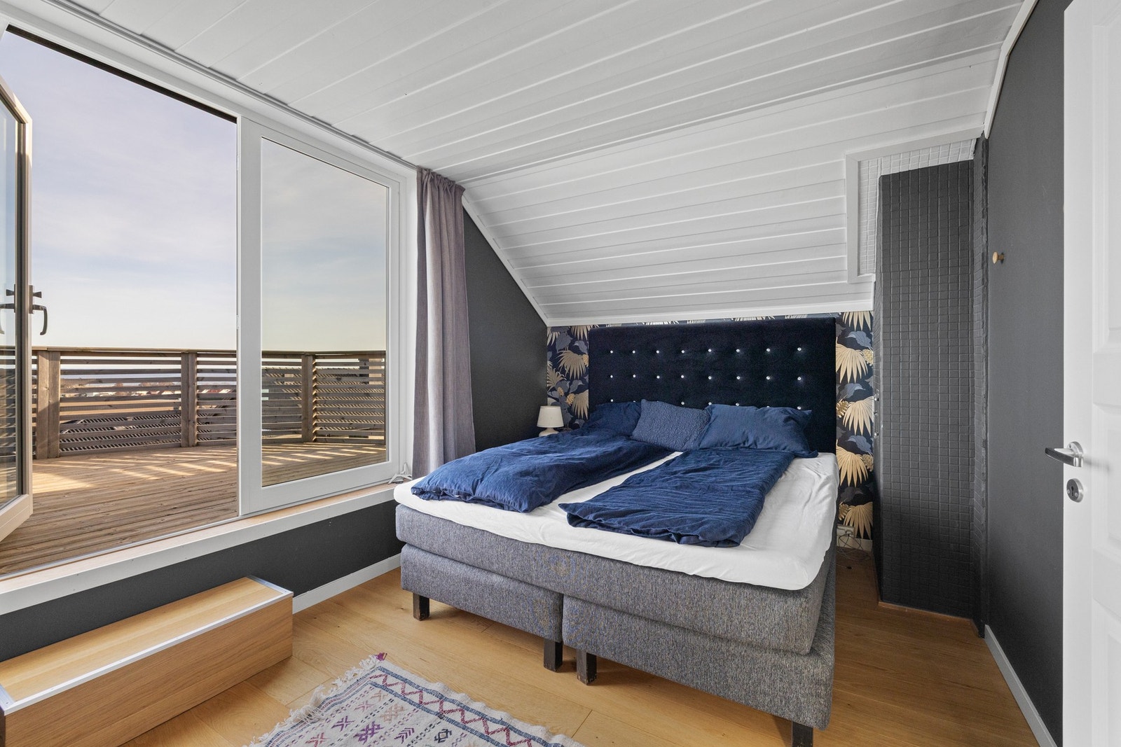 På hovedsoverommet er det balkong, perfekt for rolige morgenstunder med kaffekoppen i hånda. Galleribilde