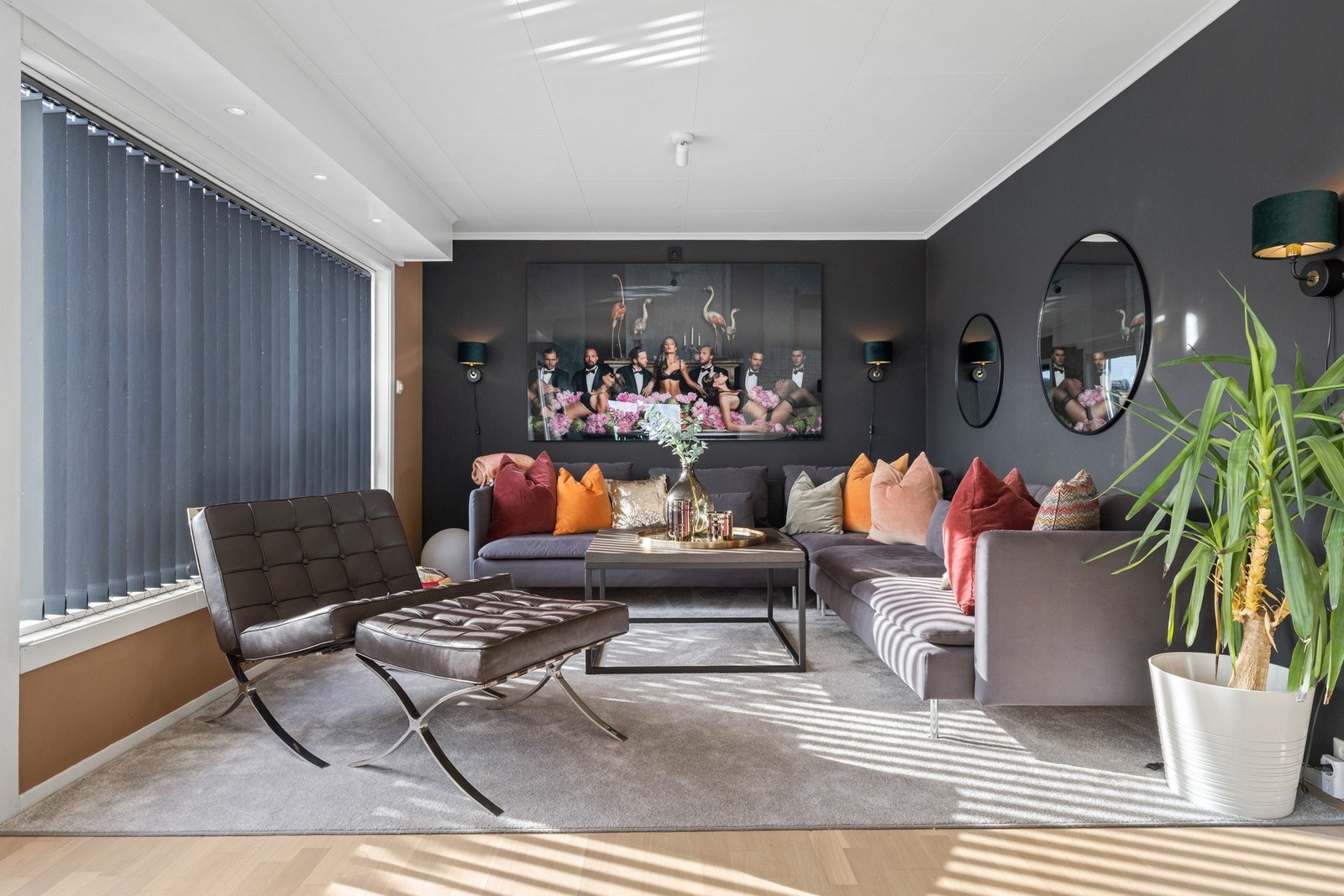 Lys parkett på gulvet står i fin kontrast til veggflater malt i sort og en mørk, tidsriktig jordfarge. Galleribilde