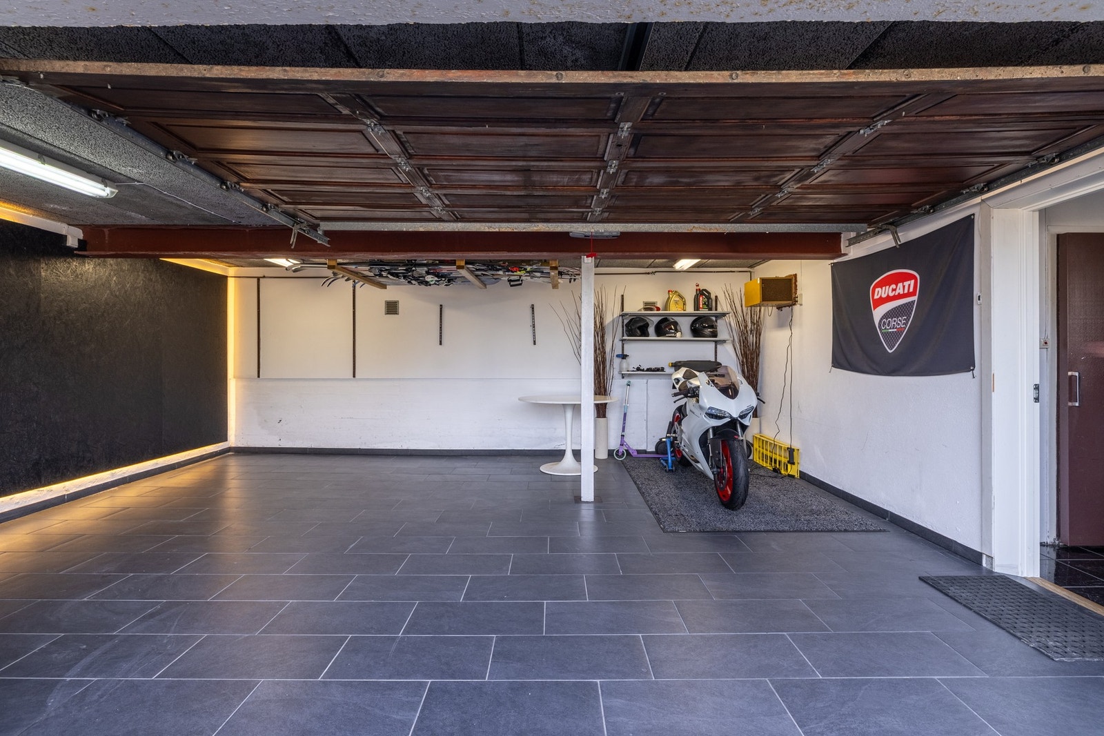 Det er parkering i en integrert garasje på ca. 30 kvm, med direkte inngang til huset - her går man tørrskodd inn i all slags vær. Galleribilde