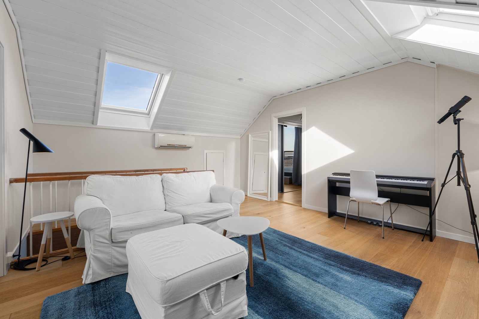 Lyset strømmer inn via takvinduer. Galleribilde