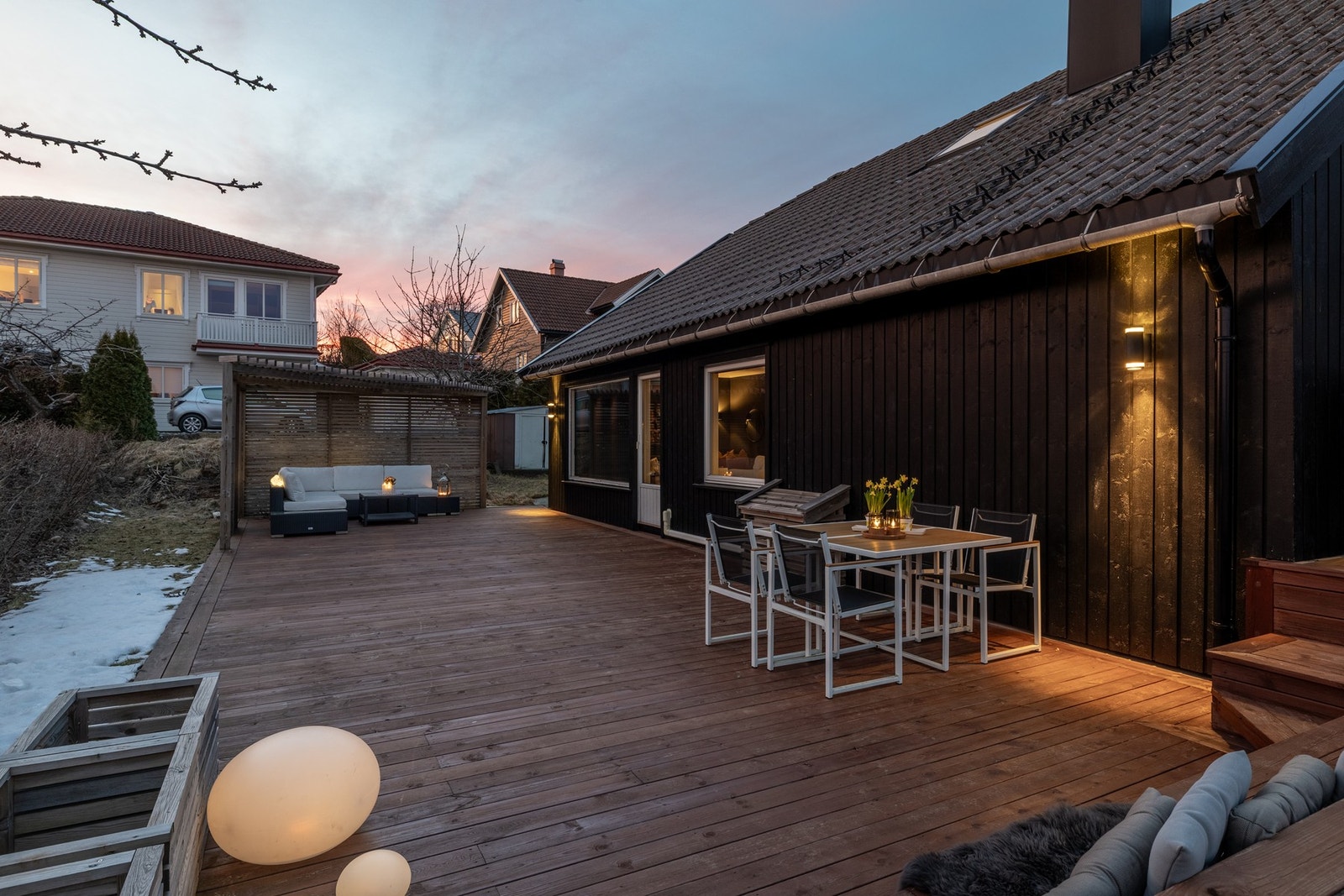 Terrassen har diverse innredningsmuligheter i ulike soner, og innbyr til både stille stunder og store, sosiale sammenkomster. Galleribilde