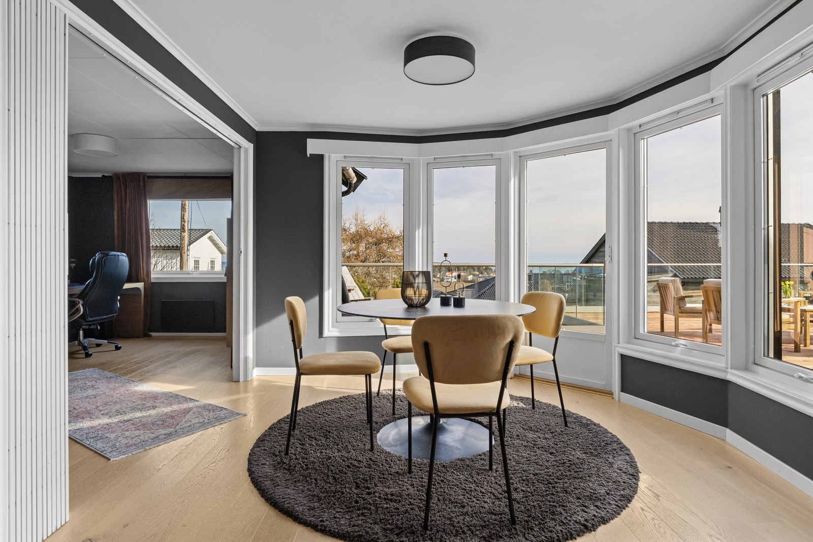 Vinduene inkluderer en glassdør til den store terrassen, og sommerstid er det deilig å trekke ut for både avslapning og middager i sola. Galleribilde