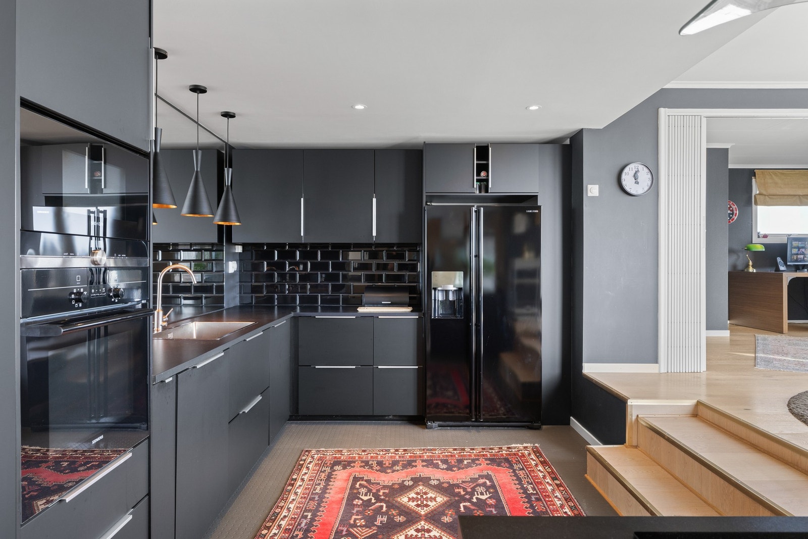 Et praktisk og moderne kjøkken ligger i direkte tilknytning til stuen. Galleribilde