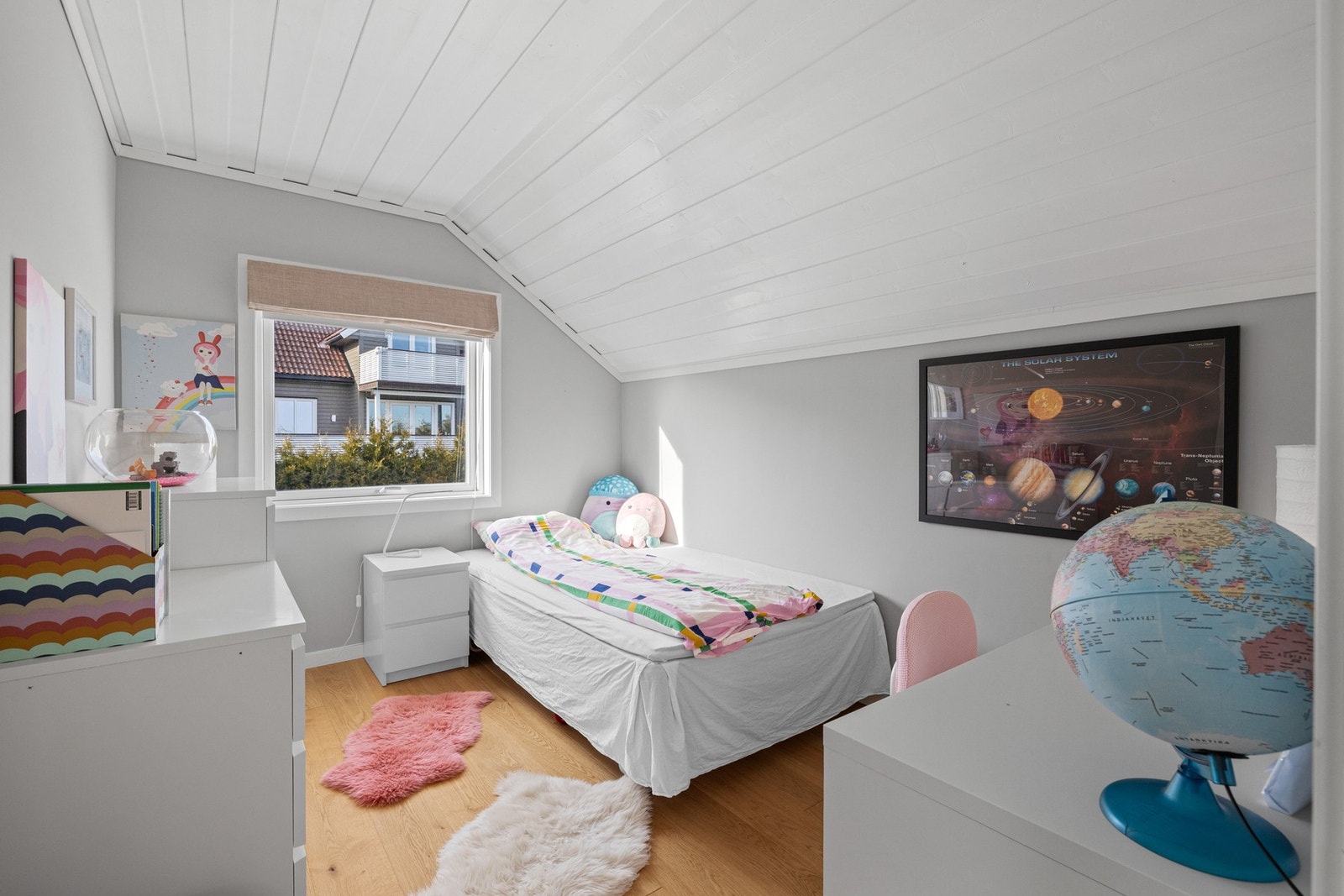 Tre soverom ligger praktisk plassert i andre etasje. Galleribilde