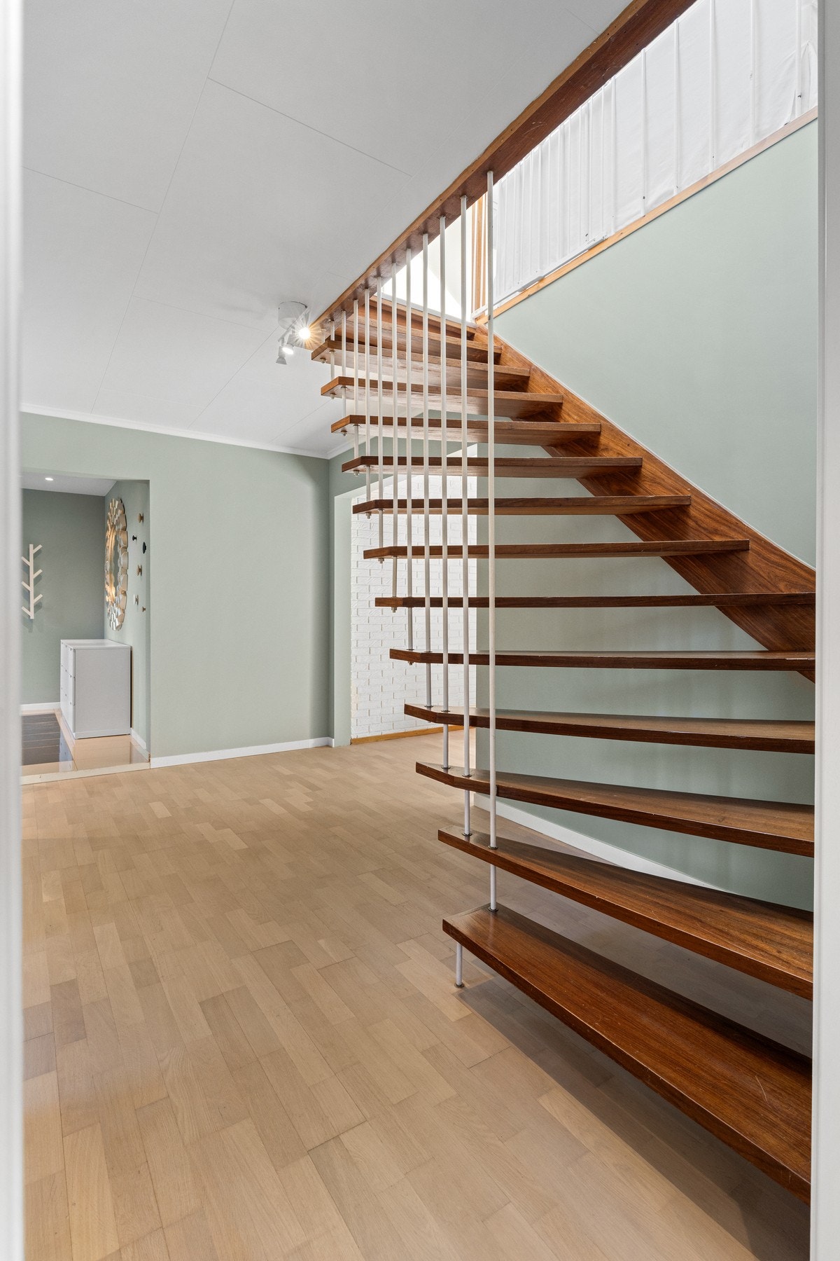 Opp til andre etasje har hallen en stilig trapp med svevende trinn. Galleribilde