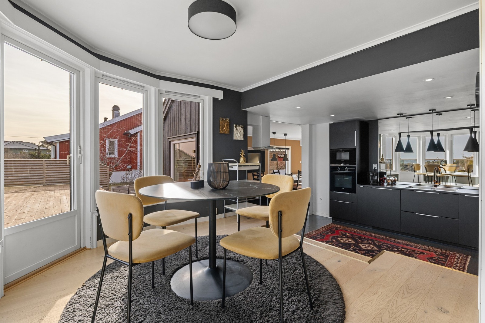 Hyggelig spiseplass i et buet karnapp med store vinduer. Galleribilde