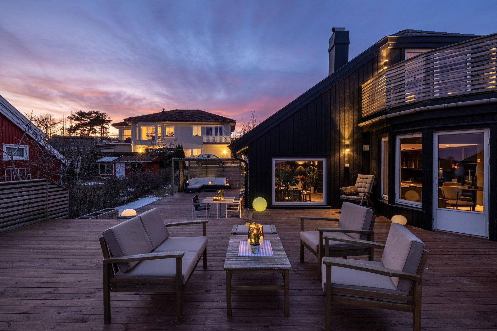 Fredheimsveien 4 er en stor og stilfull enebolig over to plan pluss kjeller, pusset opp i perioden 2016 - 19. Galleribilde