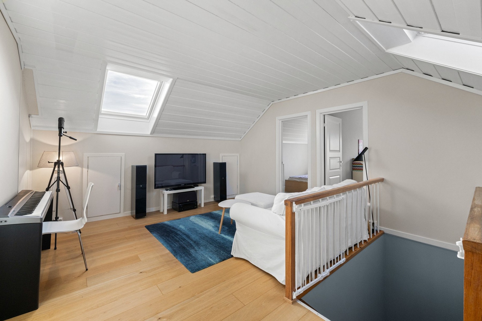 Utenfor soverommene har boligen en kjærkommen stue for familien. Galleribilde