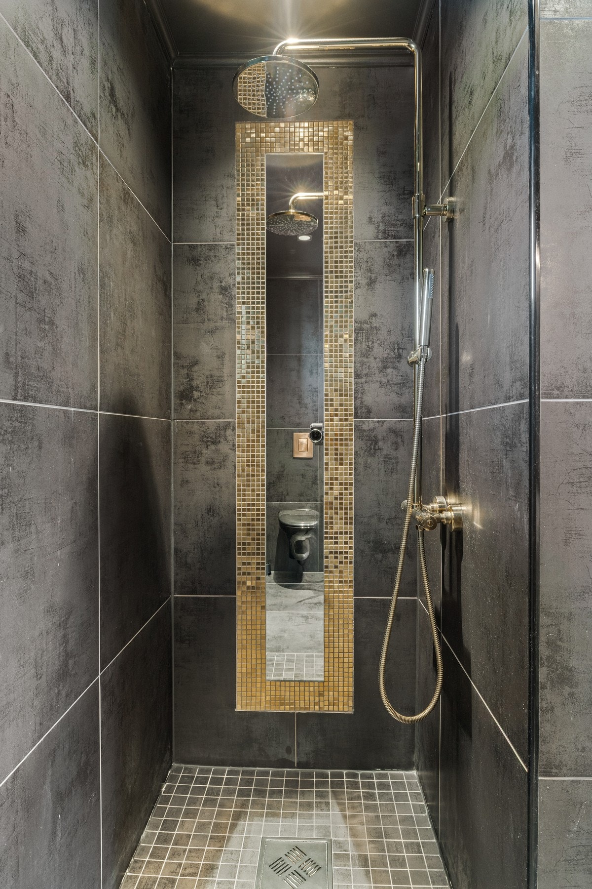 Ingenting er overlatt til tilfeldighetene, og et speil i dusjhjørnet innrammes av gullfargede mosaikkfliser. Galleribilde