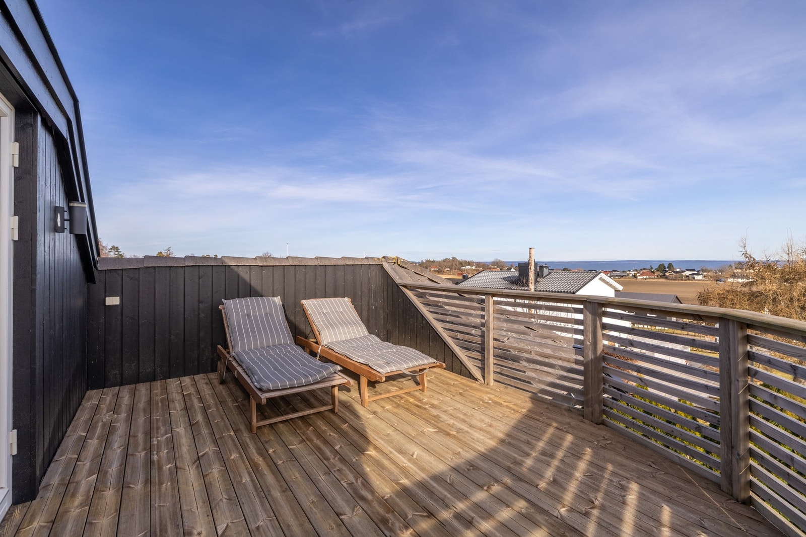 Balkongen har belysning og et areal på ca. 15 kvm. Galleribilde