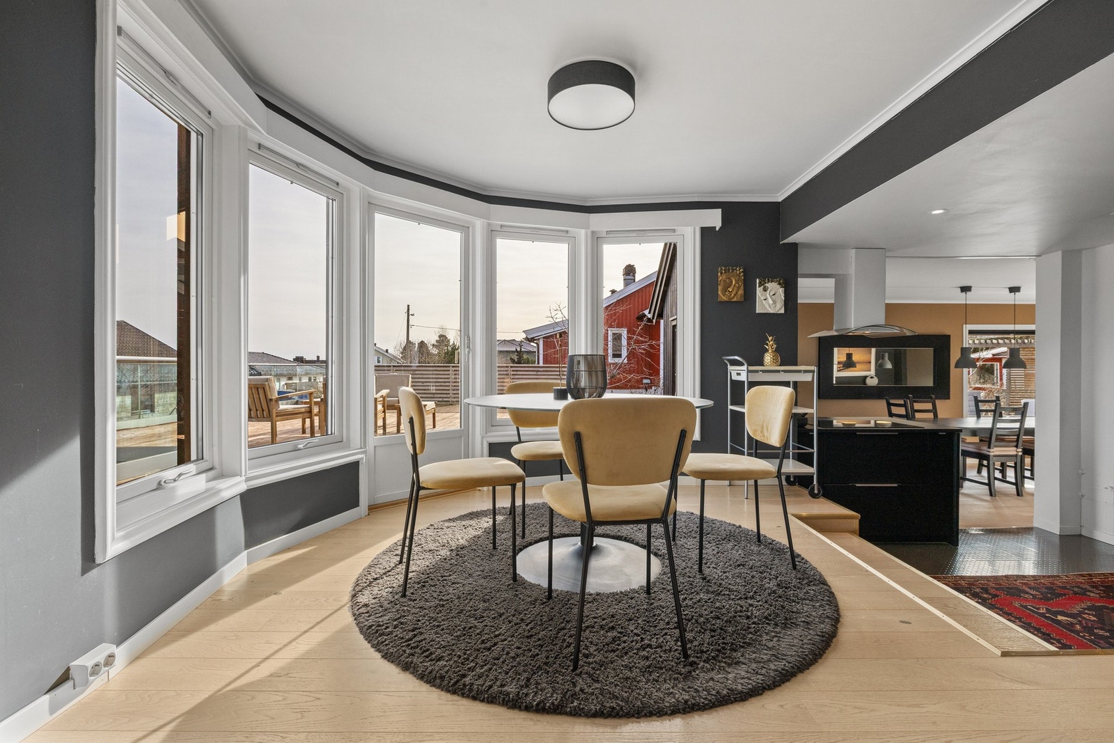 I første etasje har boligen to pene, tilstøtende stuer i direkte tilknytning, noe som gir ekstra fleksibilitet og god møbleringsfrihet. Galleribilde