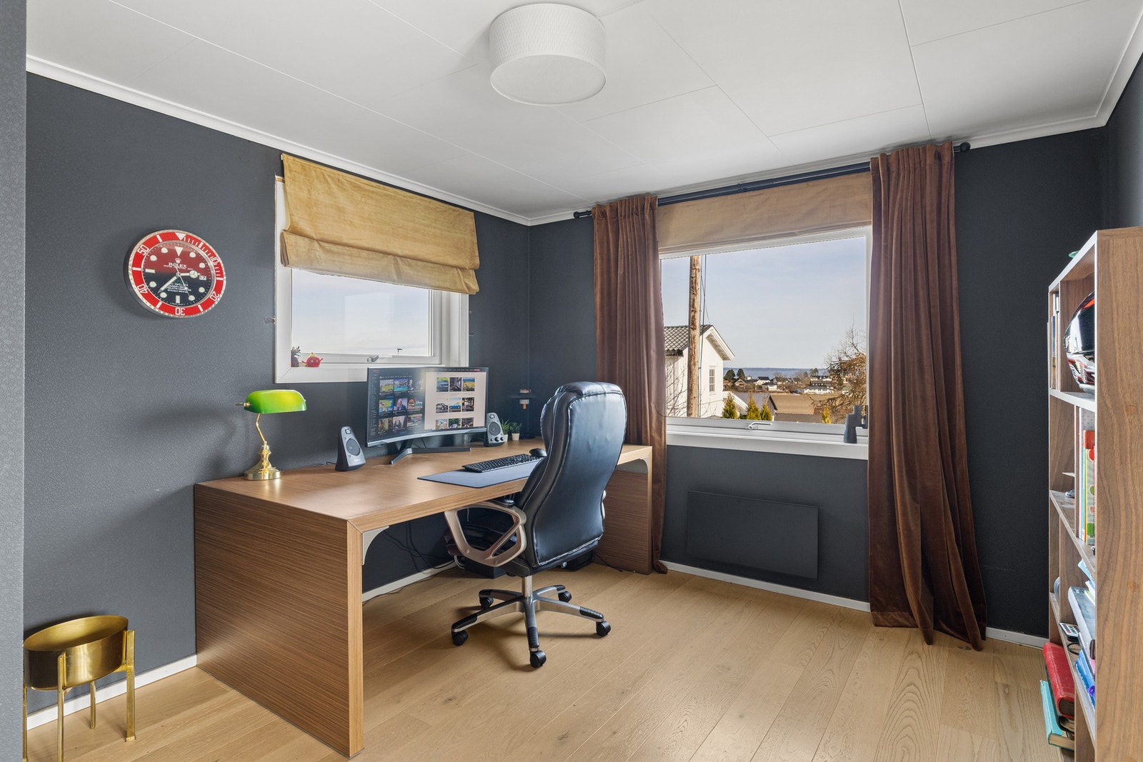 Herfra er det foldedør til et hendig kontor med rom for både pult og sofagruppe. Galleribilde