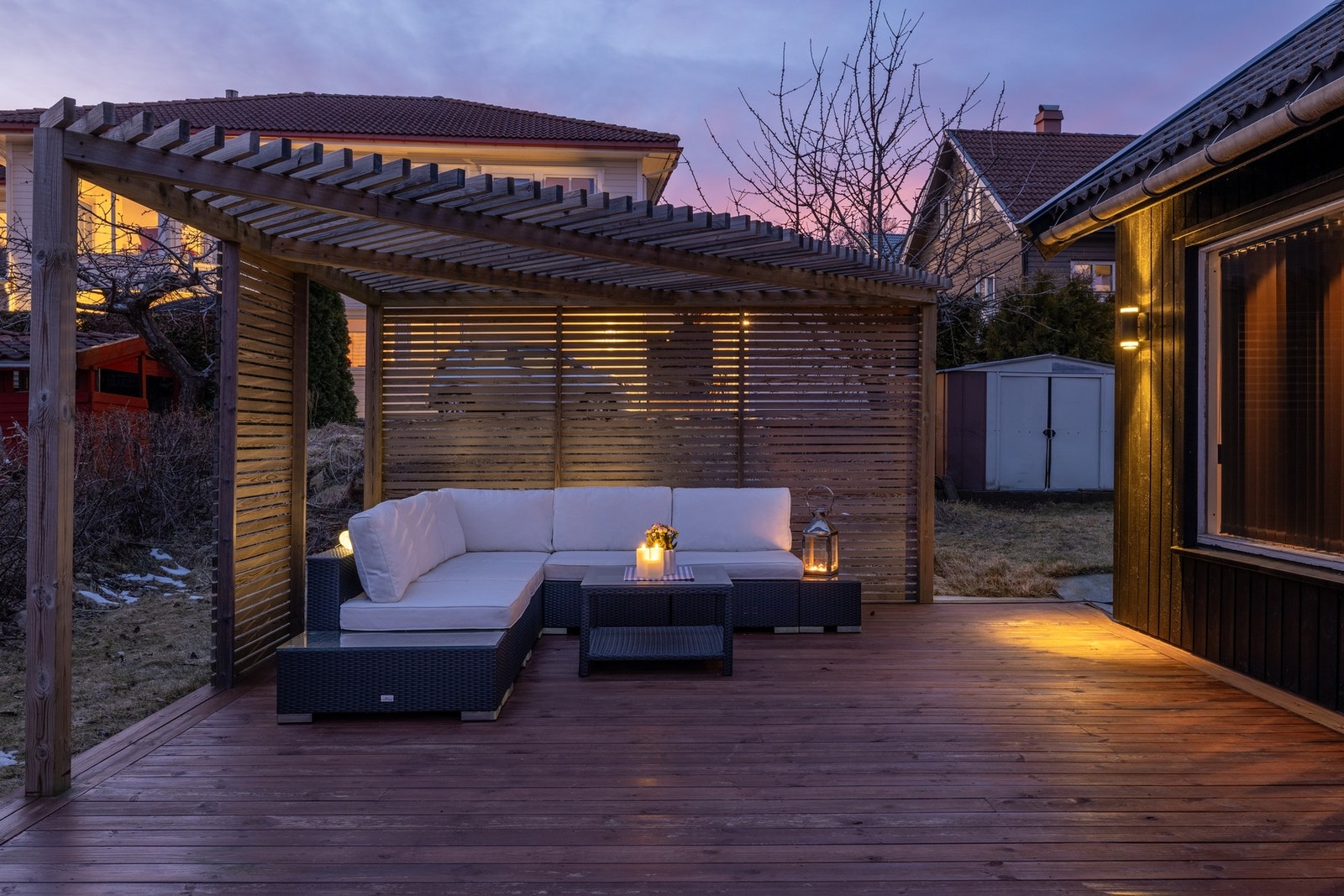 Belysning og utestikk er montert, og terrassen har en fin pergola med tak og levegger av spiler. Galleribilde