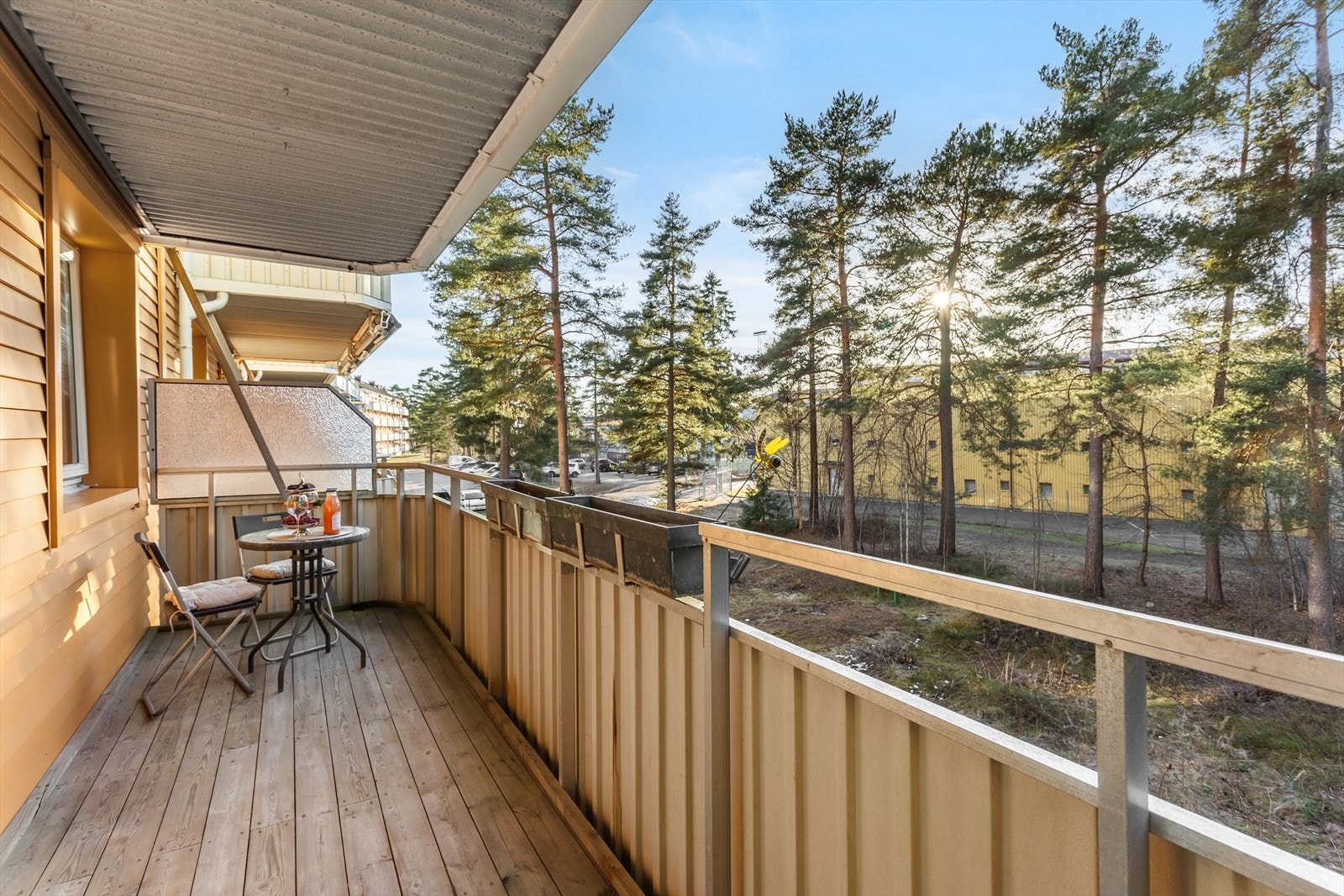 Invitér venner og familie til grillfest på balkongen. Elektrisk- og gassgrill er tillatt. Galleribilde