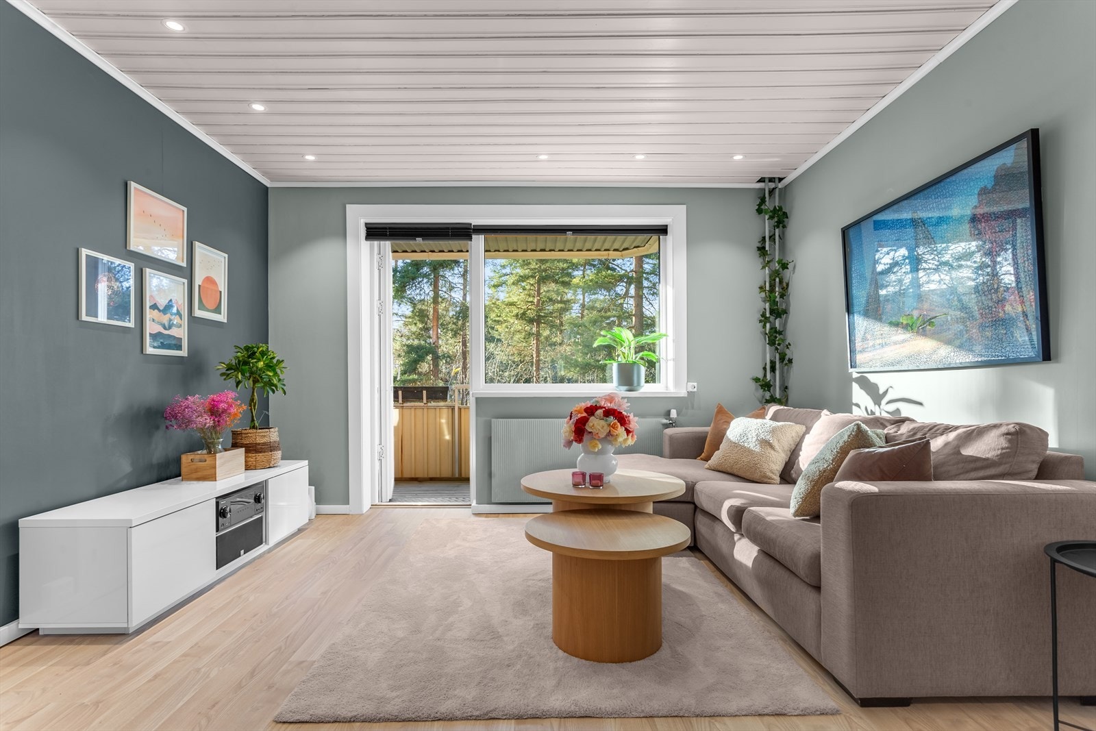 Det er downlights i taket på stuen. Vindu og balkongdør var nye i 2020. Galleribilde