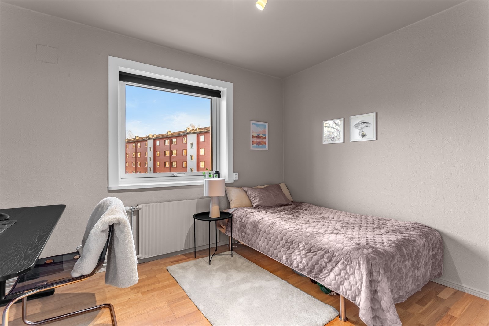 Soverom 2 er også av god størrelse. God plass til dobbeltseng, kontorplass. Galleribilde