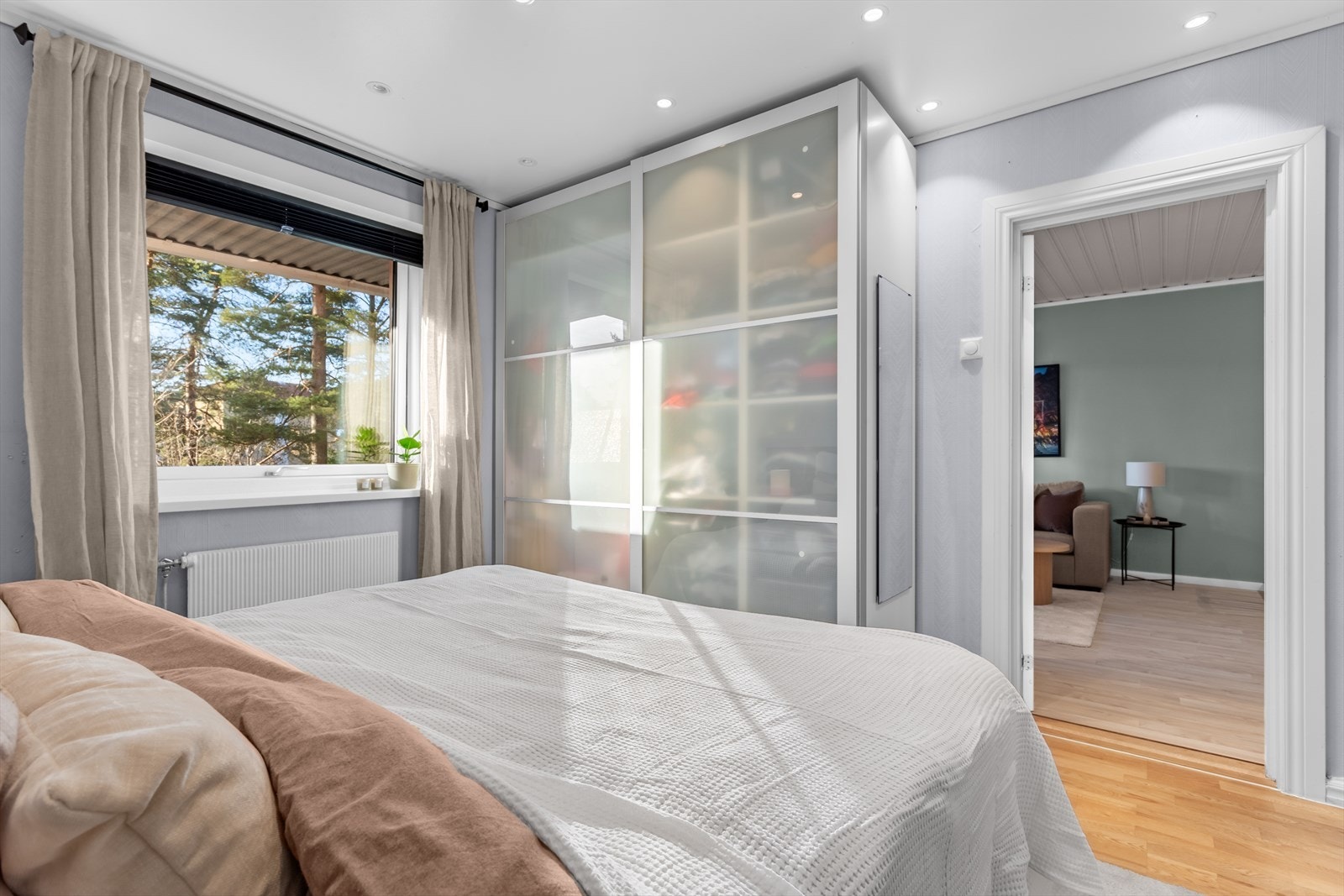 Det er praktisk skyvedørsgarderobe på hovedsoverommet. Galleribilde